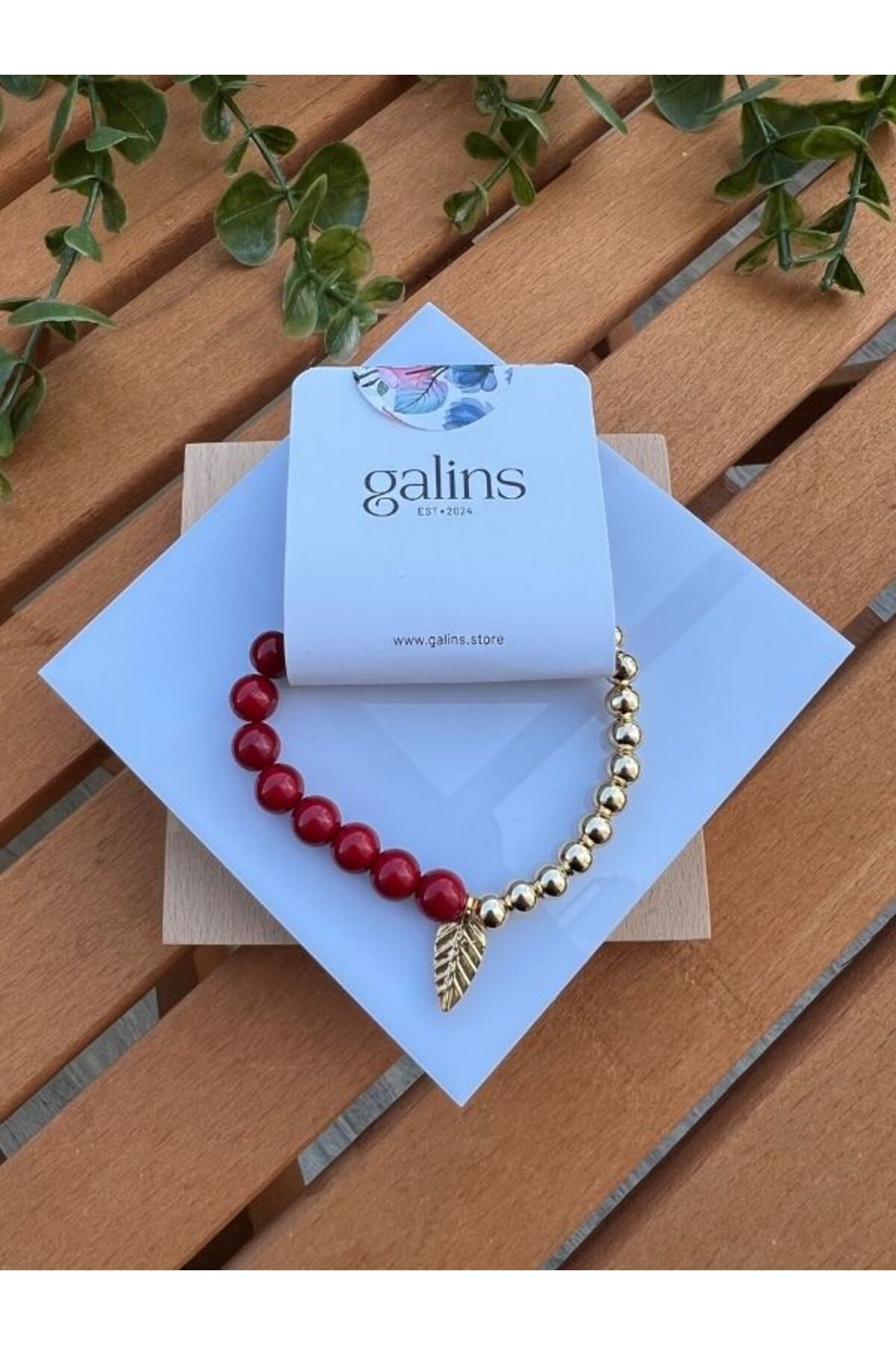 Galins Bordo Hematit ve Gold Boncuklarla Tasarlanmış Yaprak Model Charm Detaylı Tekli Bileklik