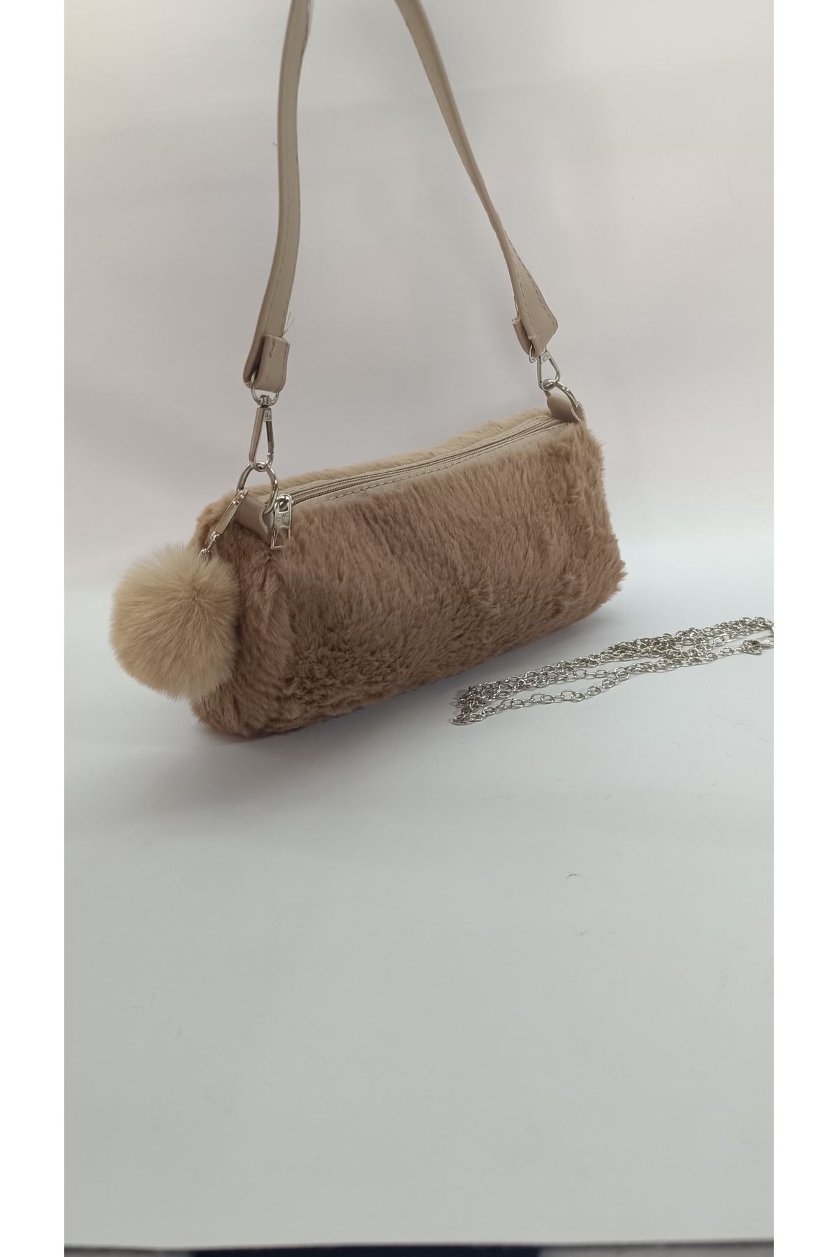 Butik Peluş Tüylü Ponponlu Gümüş Zicirli Fermuarlı El ve Omuz Çantası