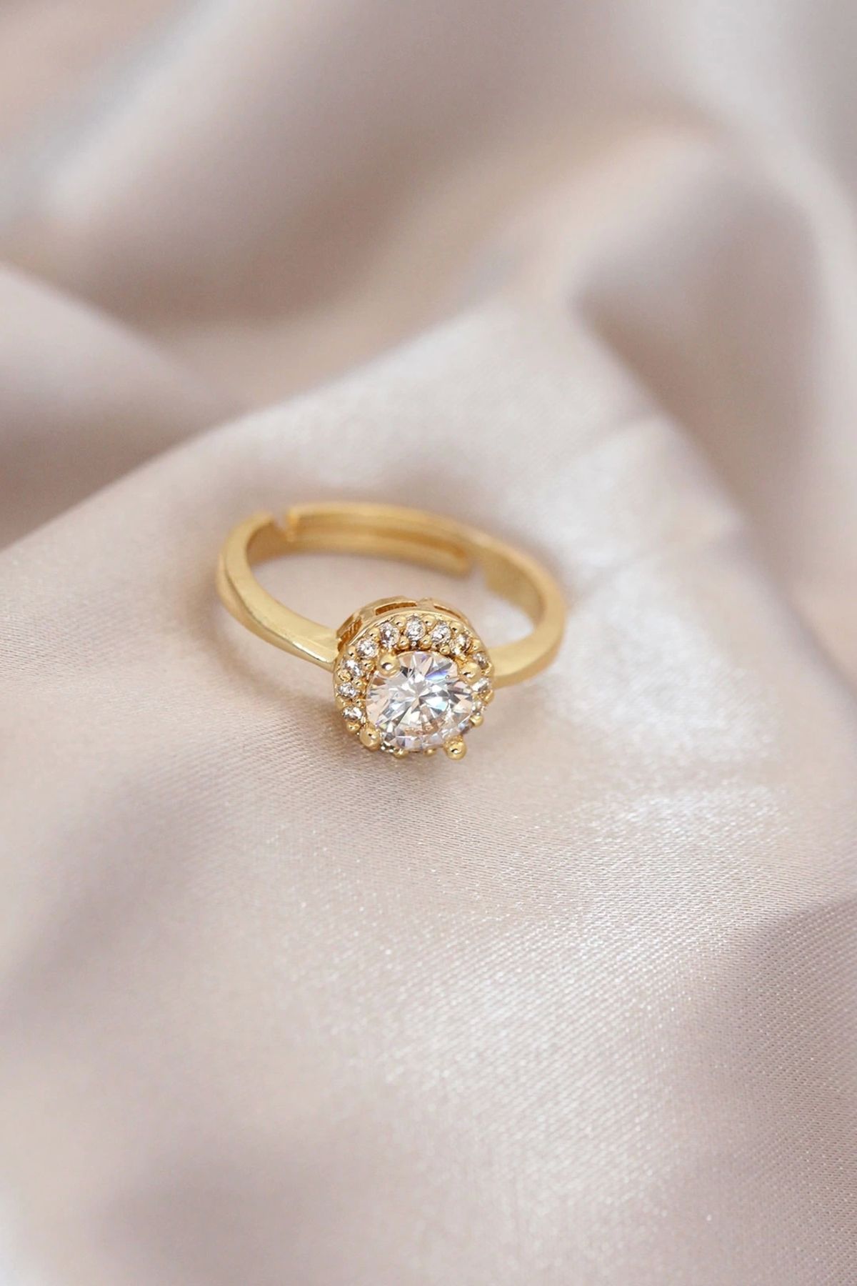 Clariss Ayarlamalı Altın Renk Metal Zirkon ve Kristal Taşlı Oval Model Yüzük