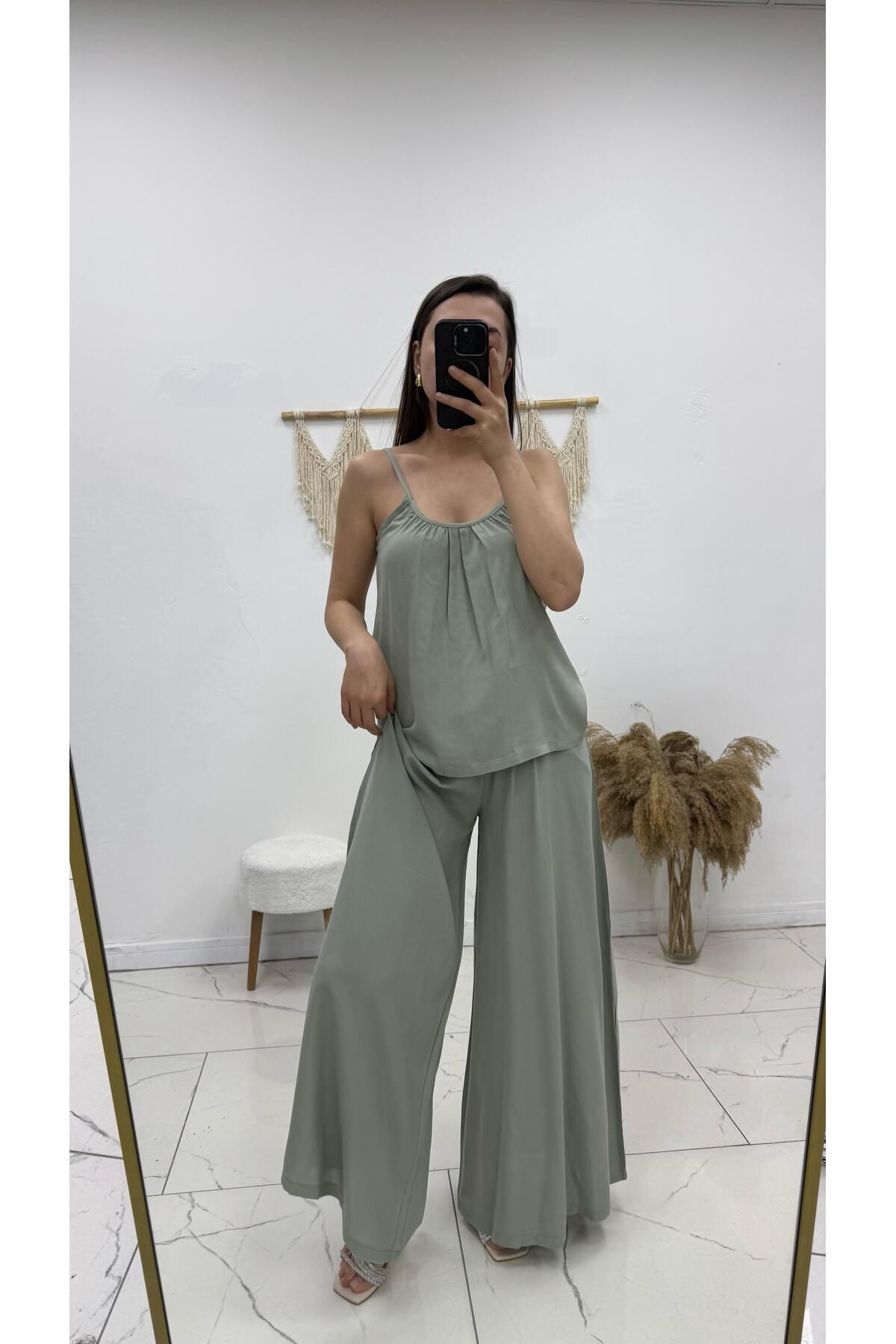 VOGUEMET ✅ Alt Üst Takım – Cepli Bol Paça Pantolon, İp Askılı Büzgülü Bluz, Konforlu Tasarım