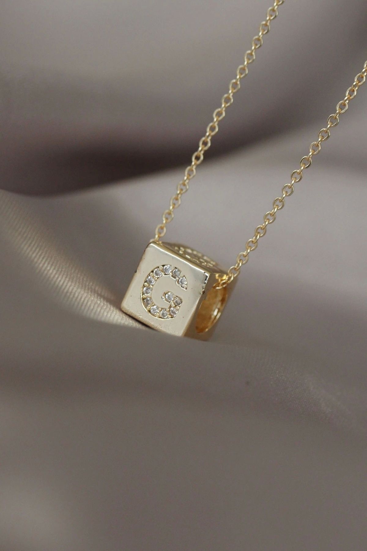 Moco Gold Renkli Zirkon Taşlı Küp Model G Harfli Kolye