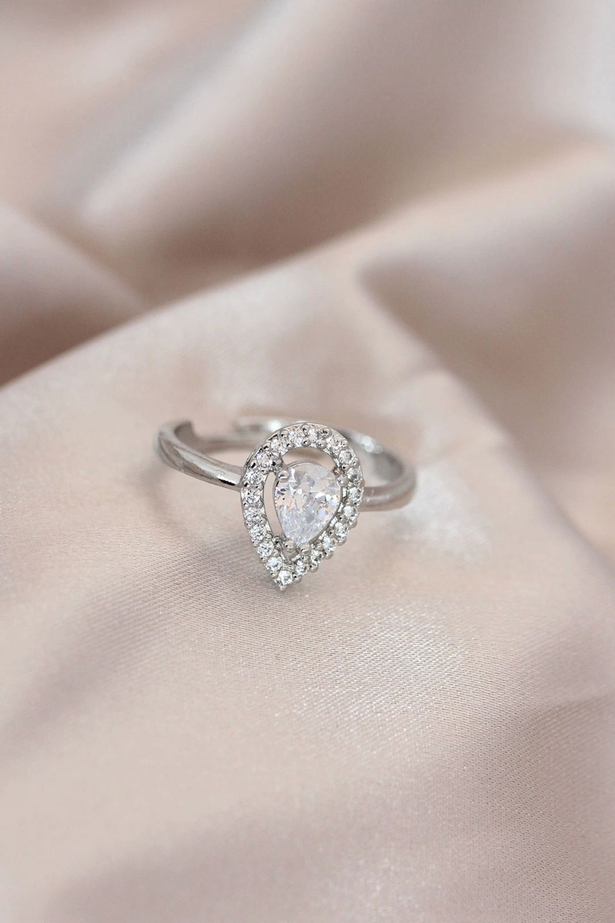 Clariss Ayarlamalı Silver Renk Metal Zirkon ve Kristal Taşlı Damla Model Yüzük