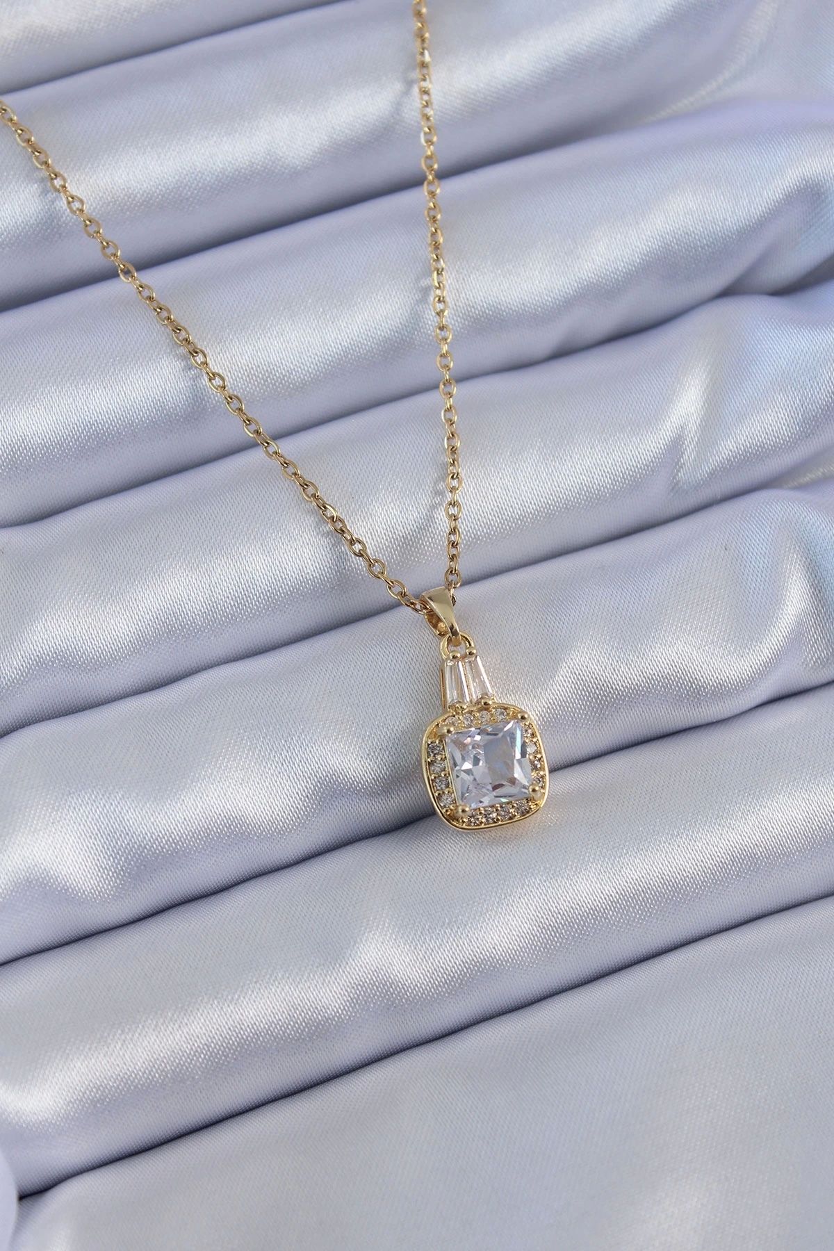 Clariss 316L Çelik Gold Renk Kare Kristal Taşlı Kadın Kolye
