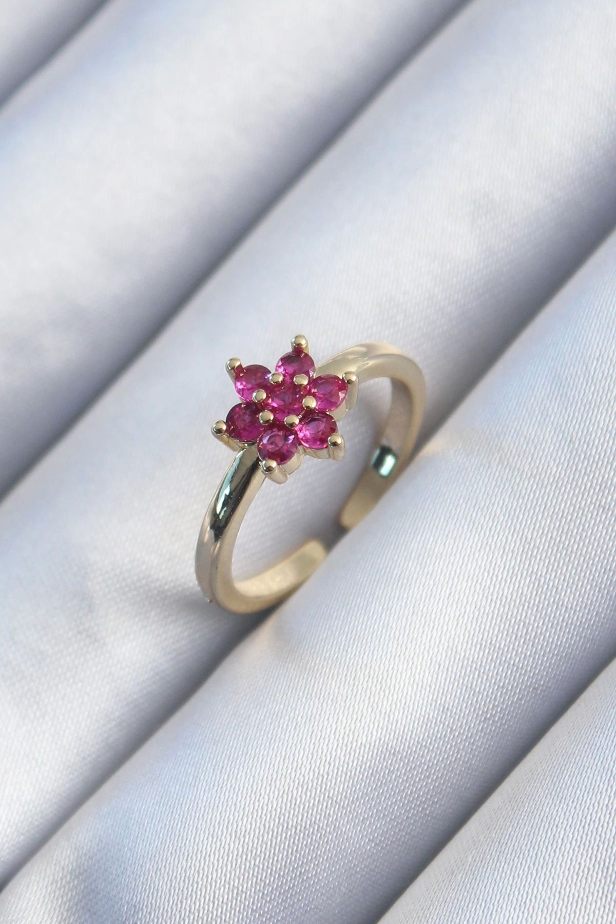 Clariss Pirinç Gold Renk Pembe Zirkon Taşlı Lotus Model Kadın Yüzük