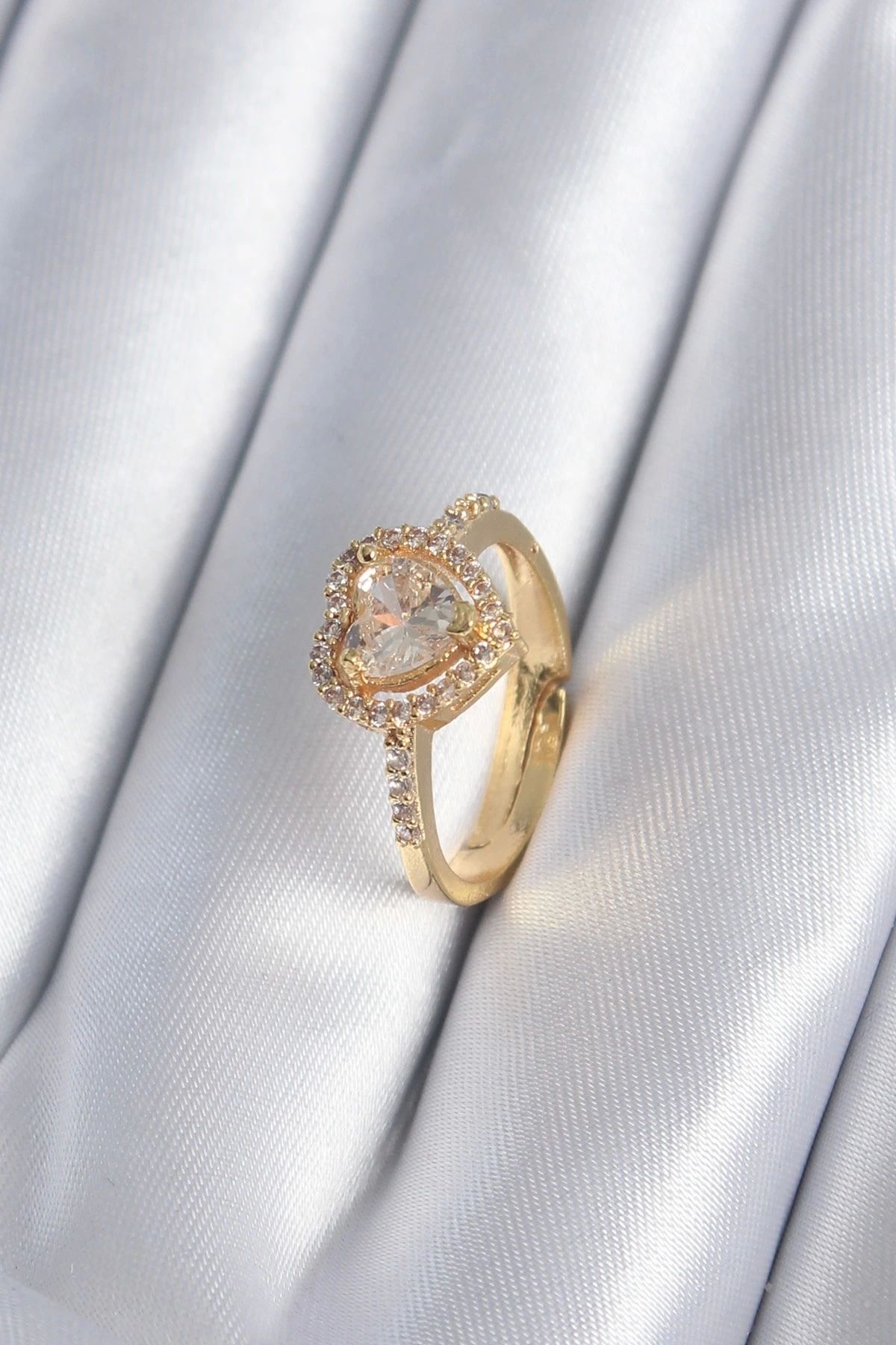 Clariss Pirinç Gold Renk Zirkon Taşlı Kalp Charm Model Kadın Yüzük