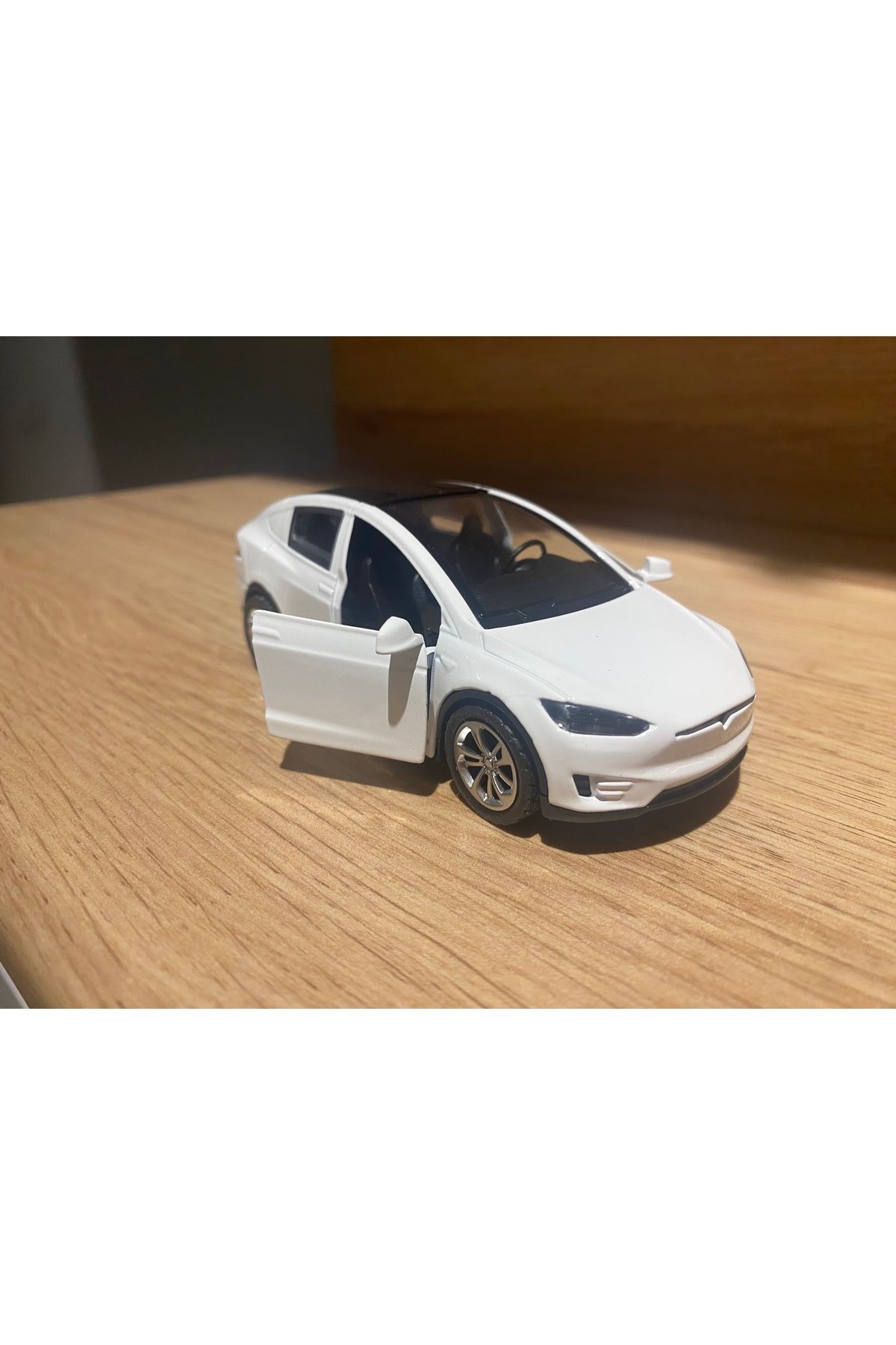 liss çarşı Klasik Tesla Model Araba Çek Bırak Kapılar Açılan Koleksiyon Metal Model Araba Beyaz Renk