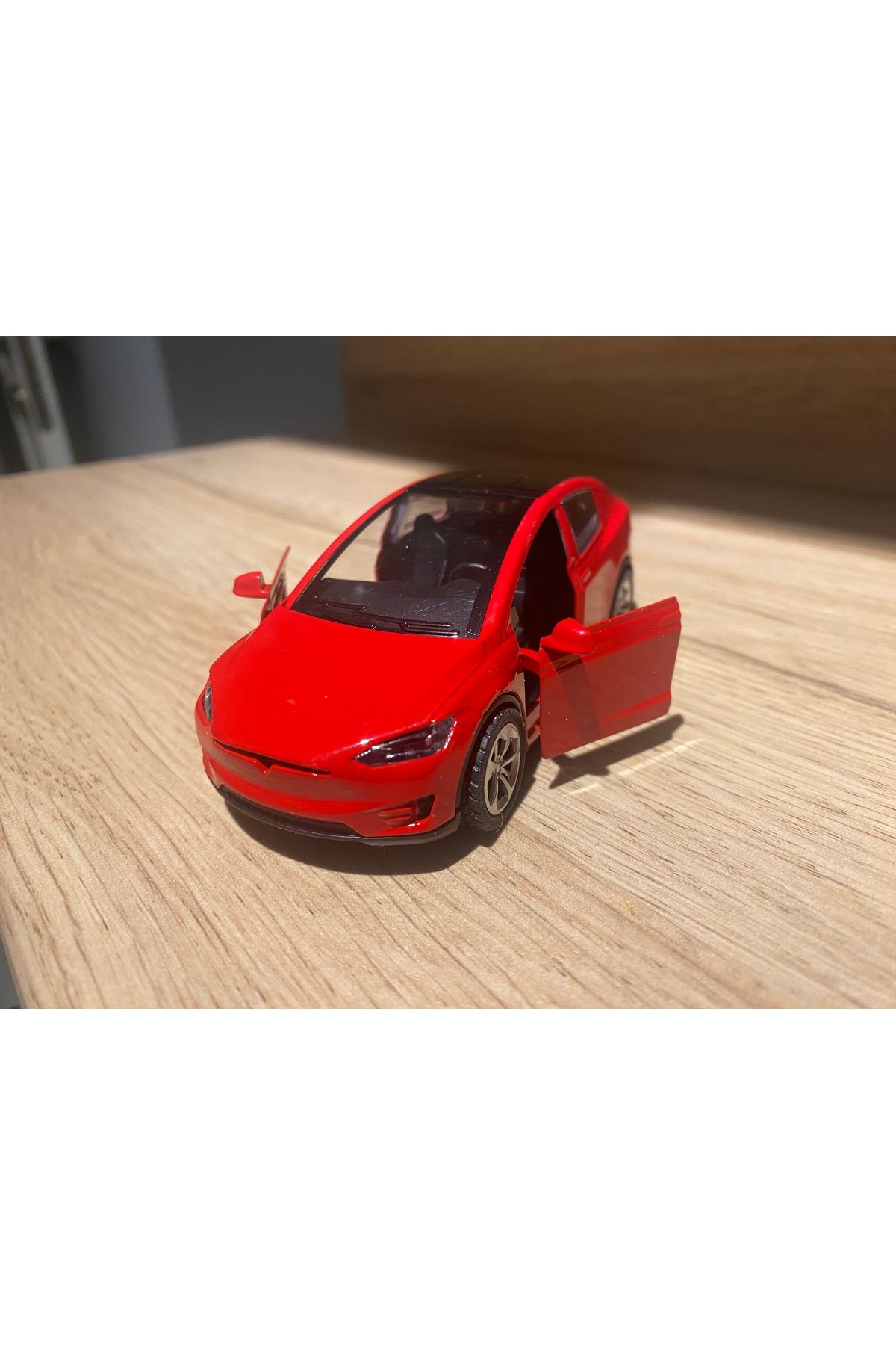 liss çarşı Klasik Tesla Model Araba Çek Bırak Kapılar Açılan Koleksiyon Metal Model Araba Beyaz Renk