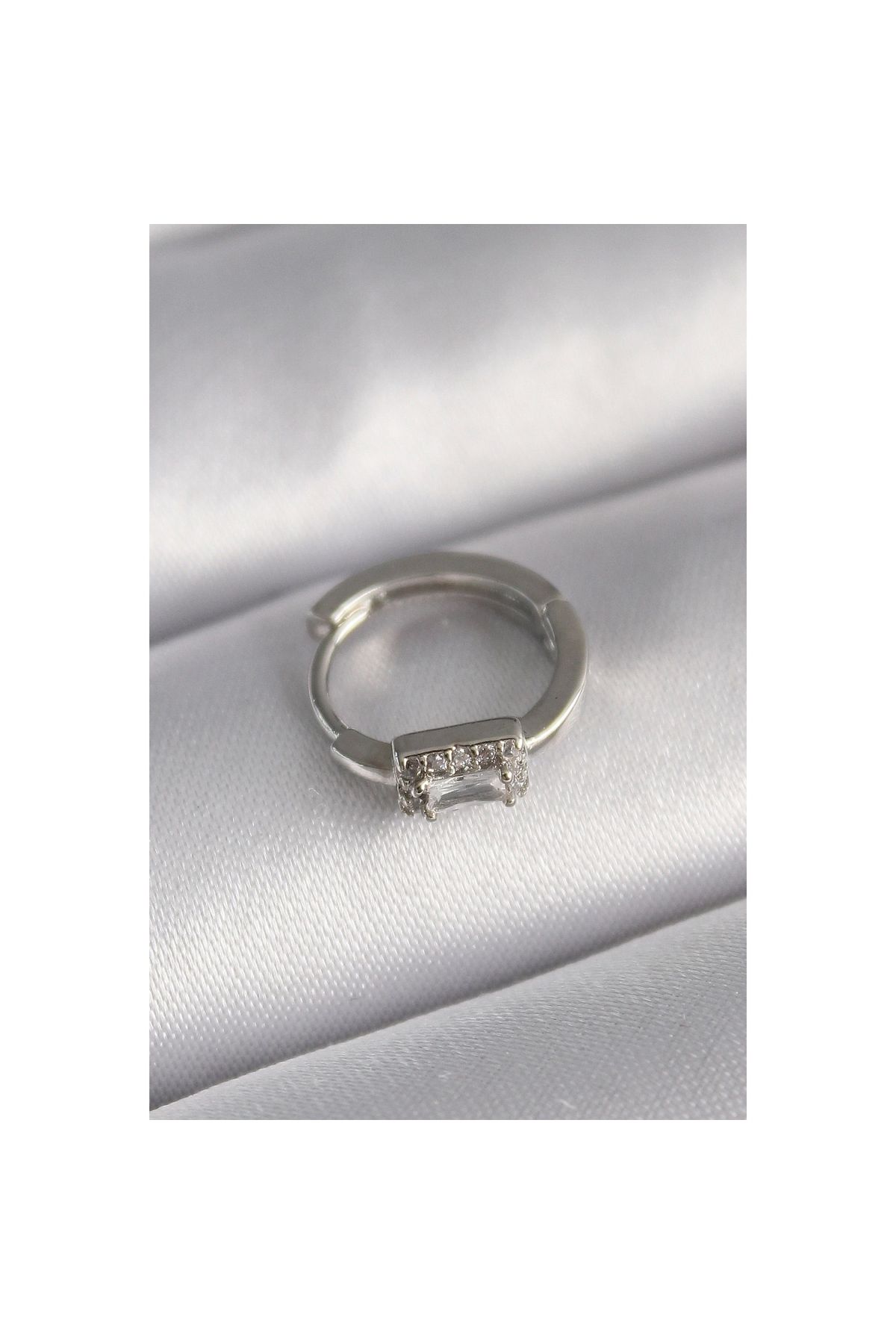 Marsilyan 316L Çelik Gümüş Renk Kare Zirkon Taşlı Tragus Piercing - TJ-PR1309