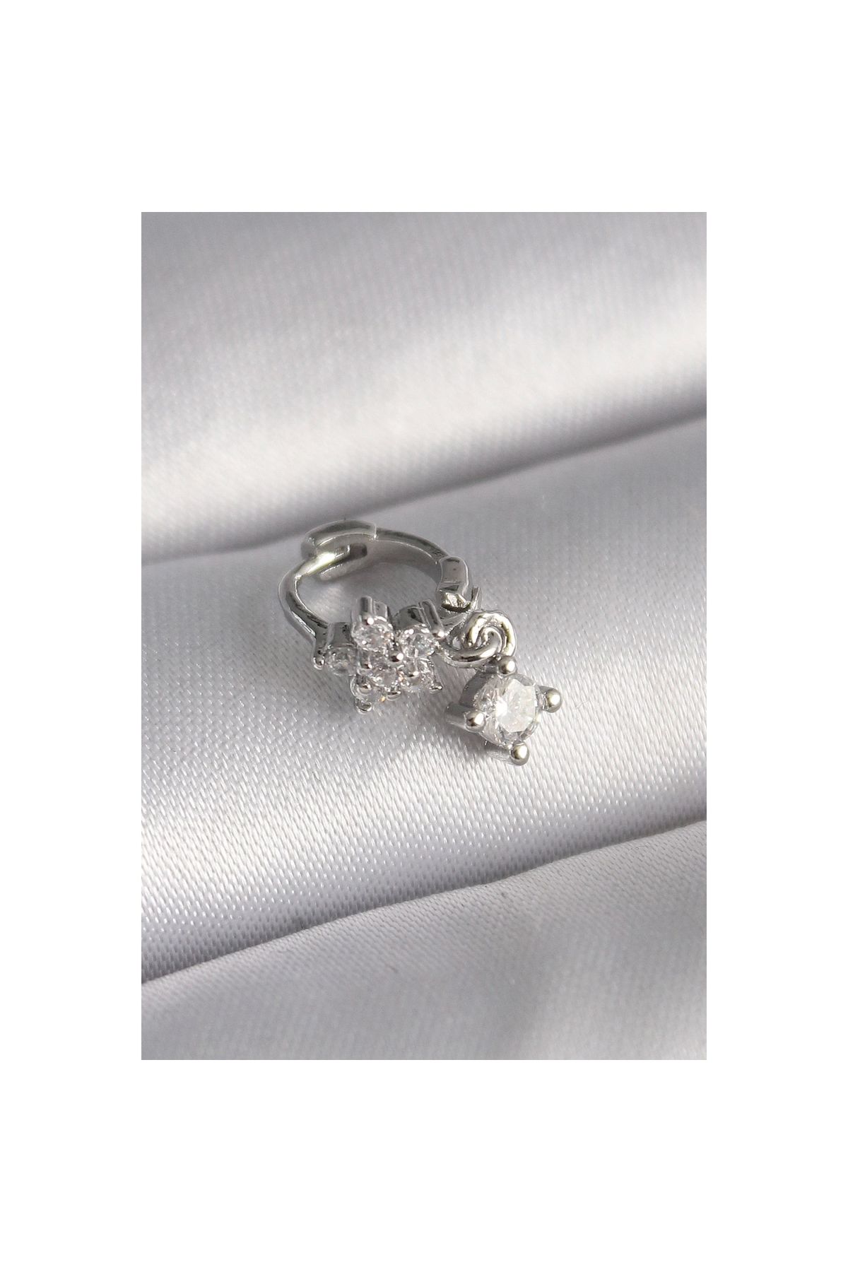 Marsilyan 316L Çelik Gümüş Renk Zirkon Taşlı Çiçek Model Sallantı Detay Tragus Piercing - TJ-PR1311