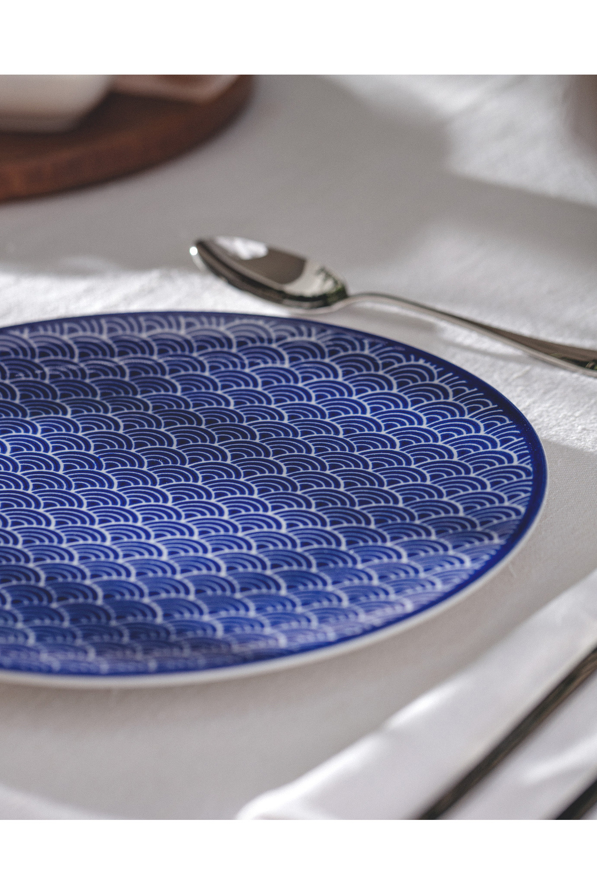 Madame Coco-Reve Bleu Saphir Serving Plate - 25 cm - Blue/White 4