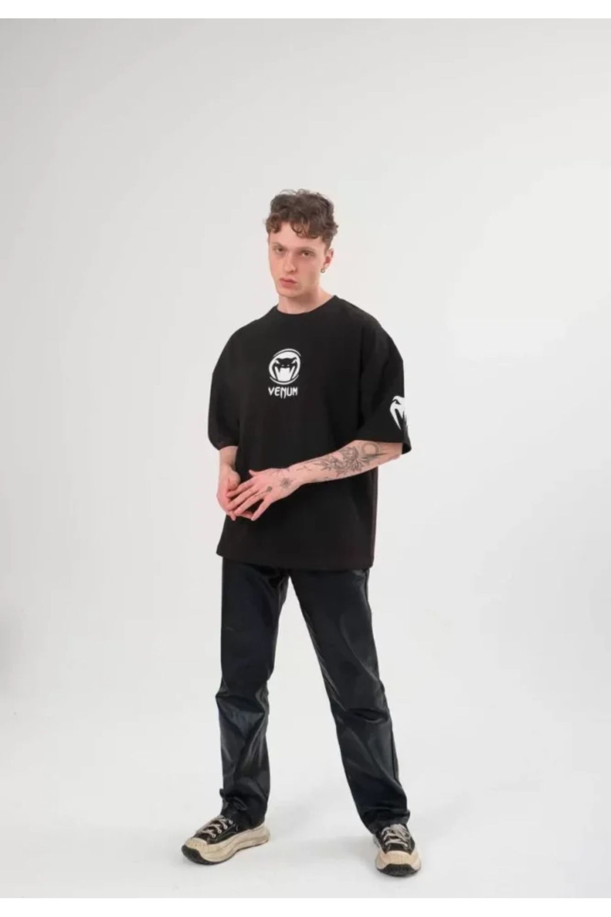 leyla sanat sanata yeni bir bakış açısı leyla sanat sanata yeni bir bakış açısı Unisex Bisiklet Yaka Baskılı Oversize T-Shirt - Siyah