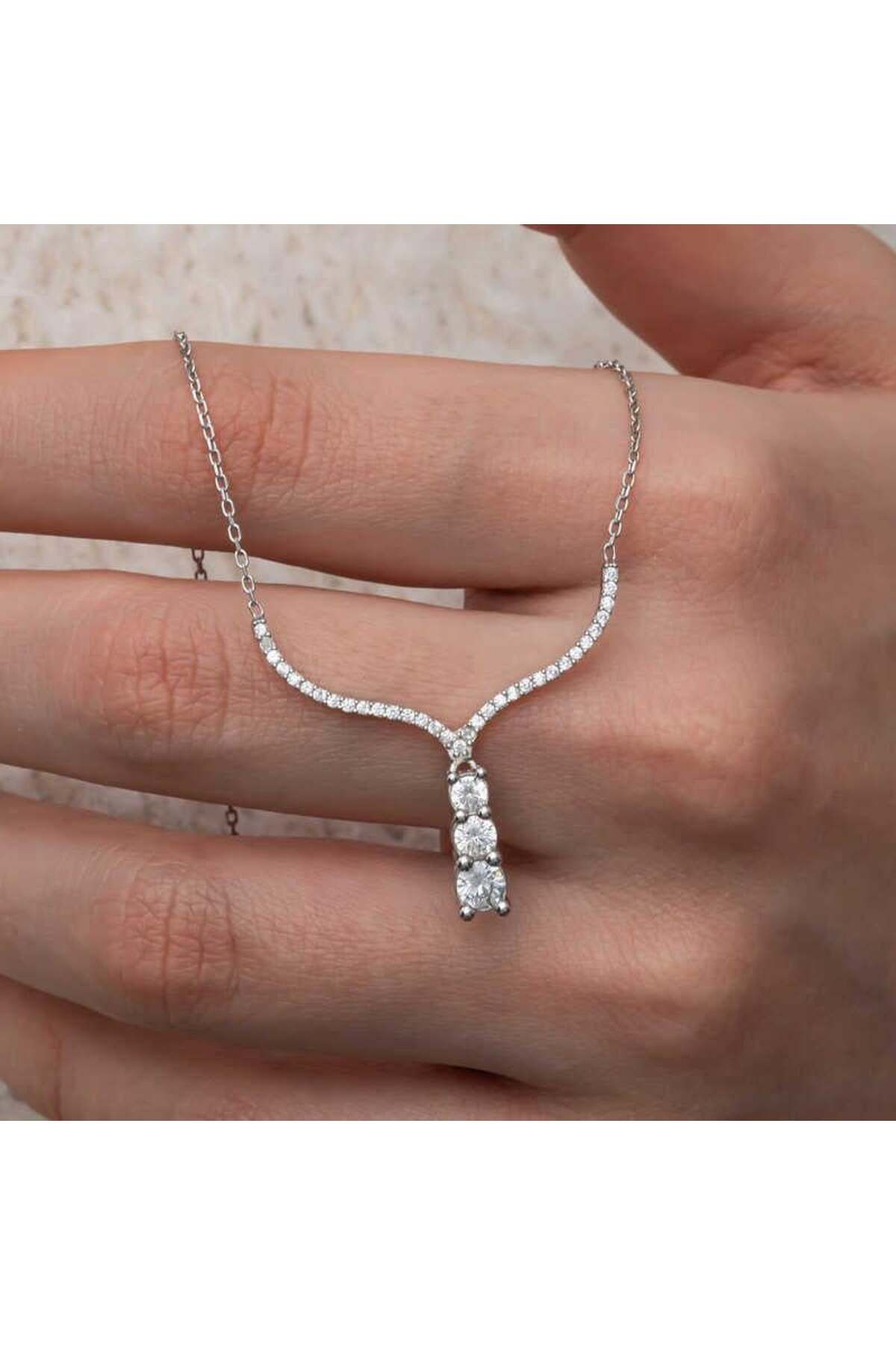 Gumush Gümüş Üç Taşlı V Model Kadın Kolye
