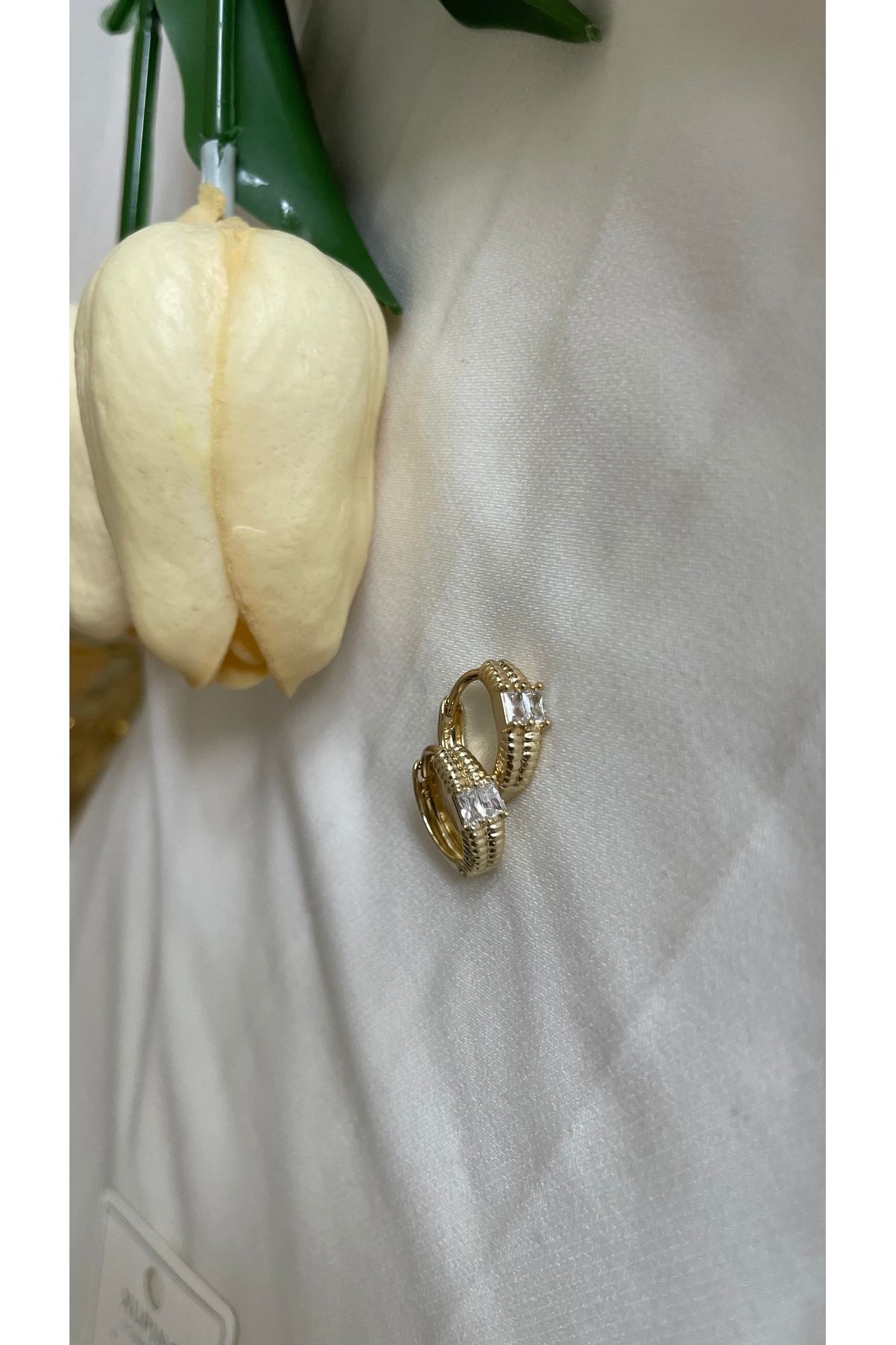 ZEYCE Gold İkili Görünümlü Taş Detaylı Kararmaz Küpe