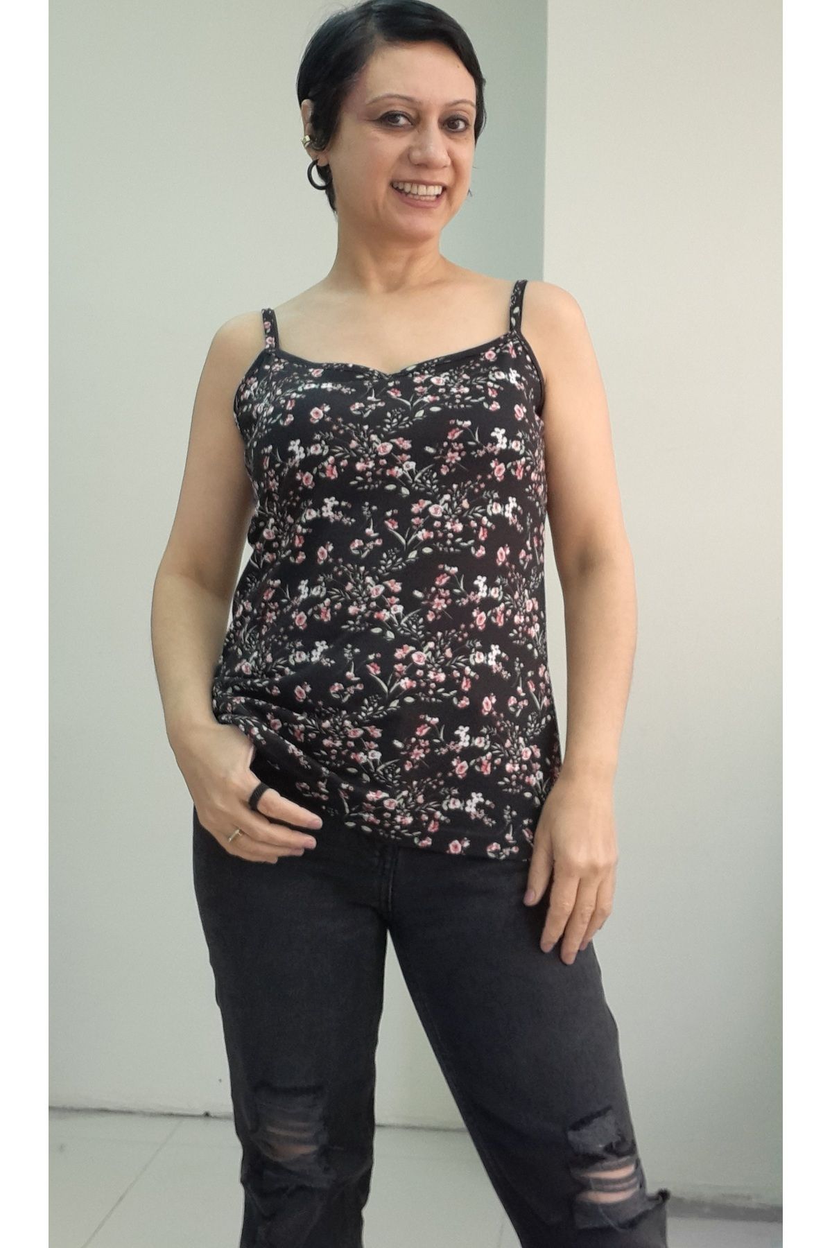 Mertcan Butik Siyah çiçek desenli ip askılı penye viskon tişört