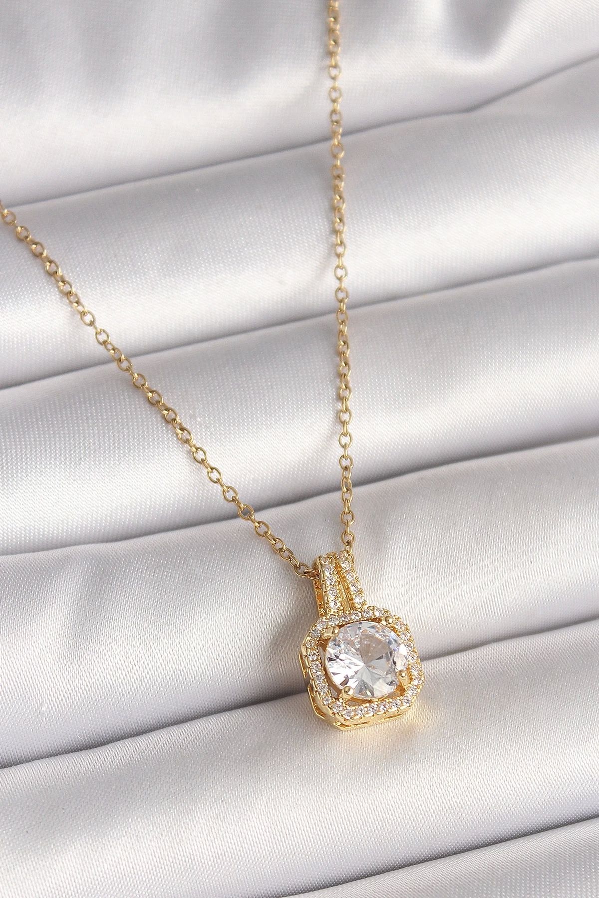 Clariss 316L Çelik Gold Renk Zincir Zirkon Taşlı Kare Model Kadın Kolye