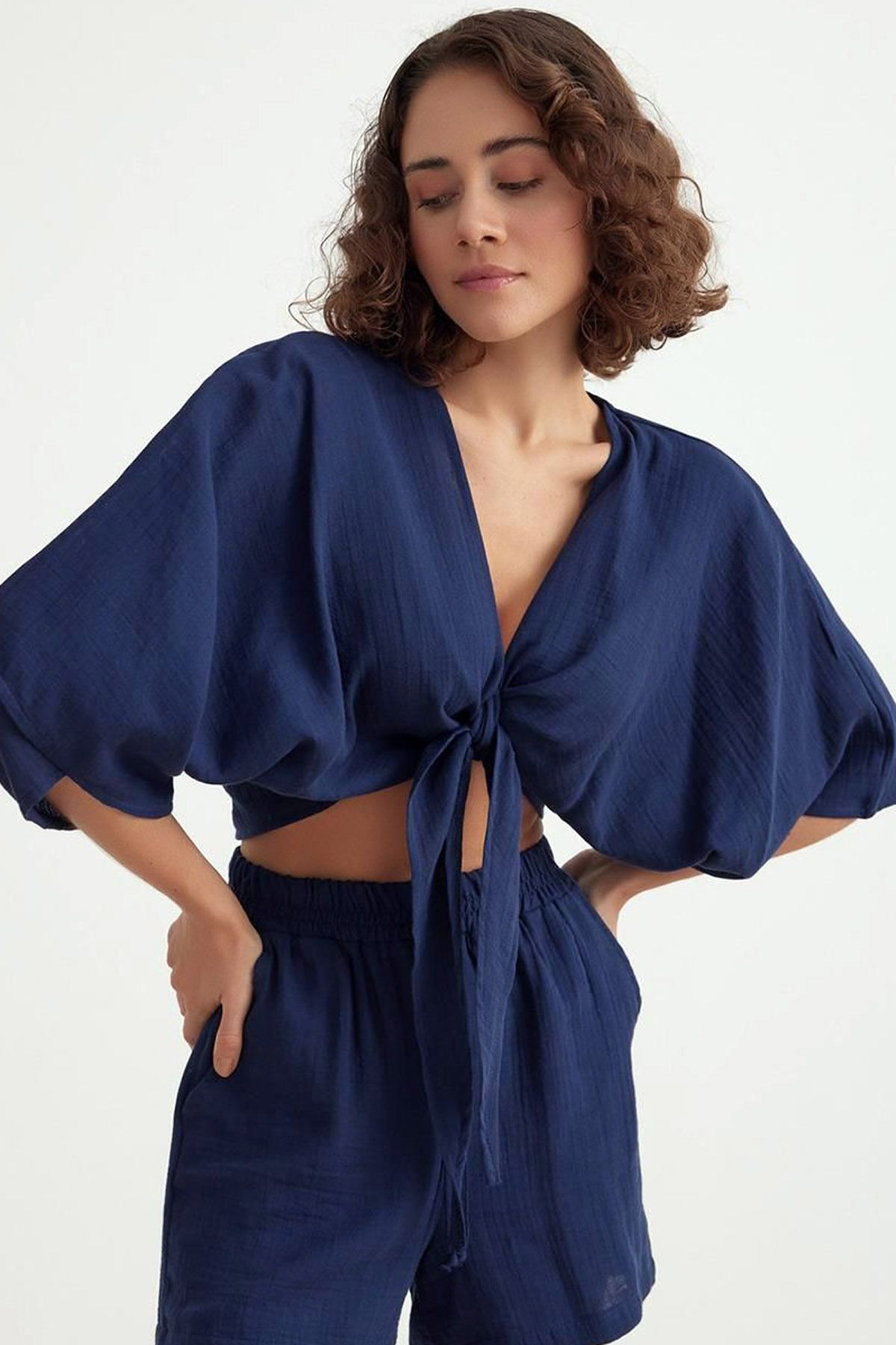 CoolLook Önden Bağlanabilir V Yakalı Göğüs Dekolteli  Çeyrek Yarasa Kol Crop Gömlek