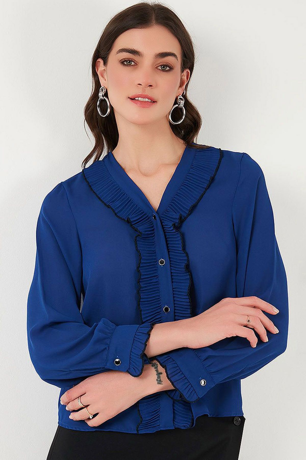 CoolLook Önü Fırfırlı Kol Ucu Fırfırlı ve Büzgülü Uzun Kol Rahat Kesim V Yakalı Cepsiz Casual Gömlek