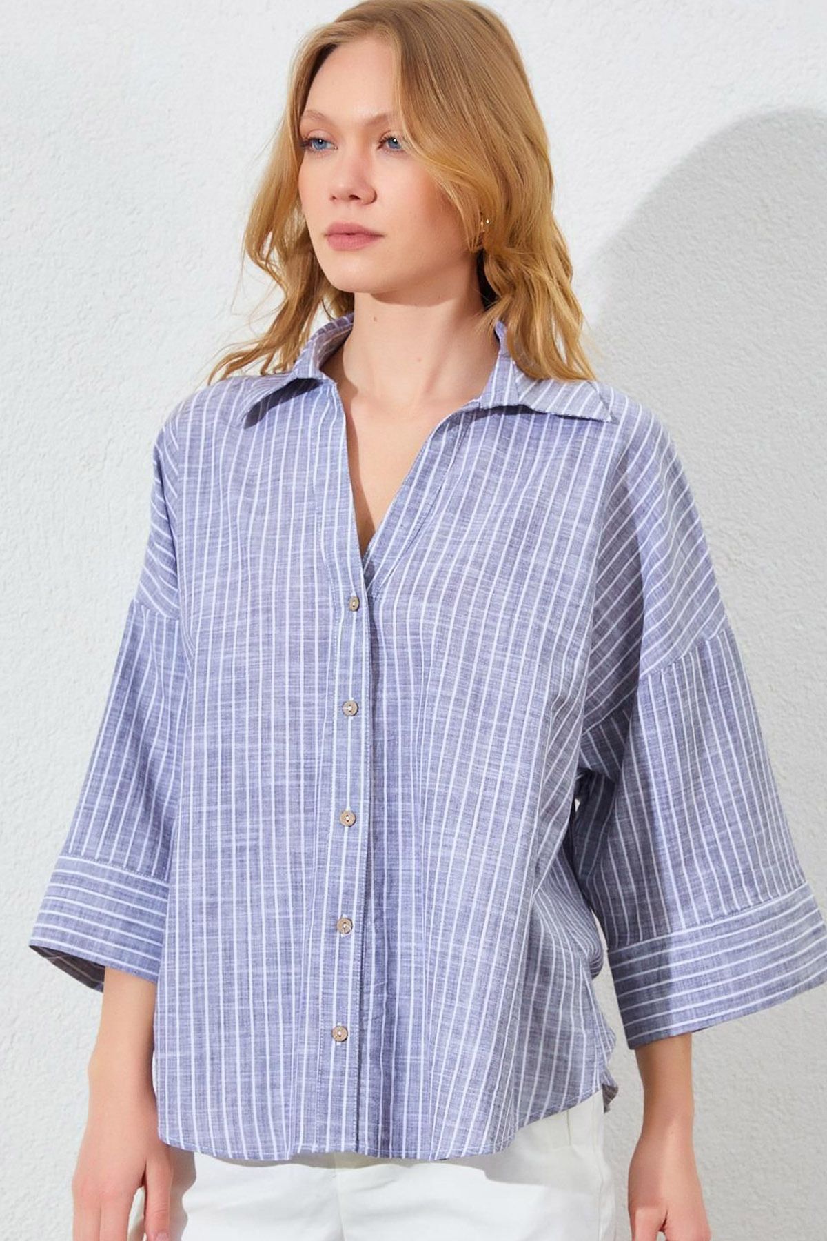Ottawe Relaxed Fit Rahat Kesim Geniş Duble Kollu Düğme Kapama Çizgili V Gömlek Yaka Oversize Casual Gömlek