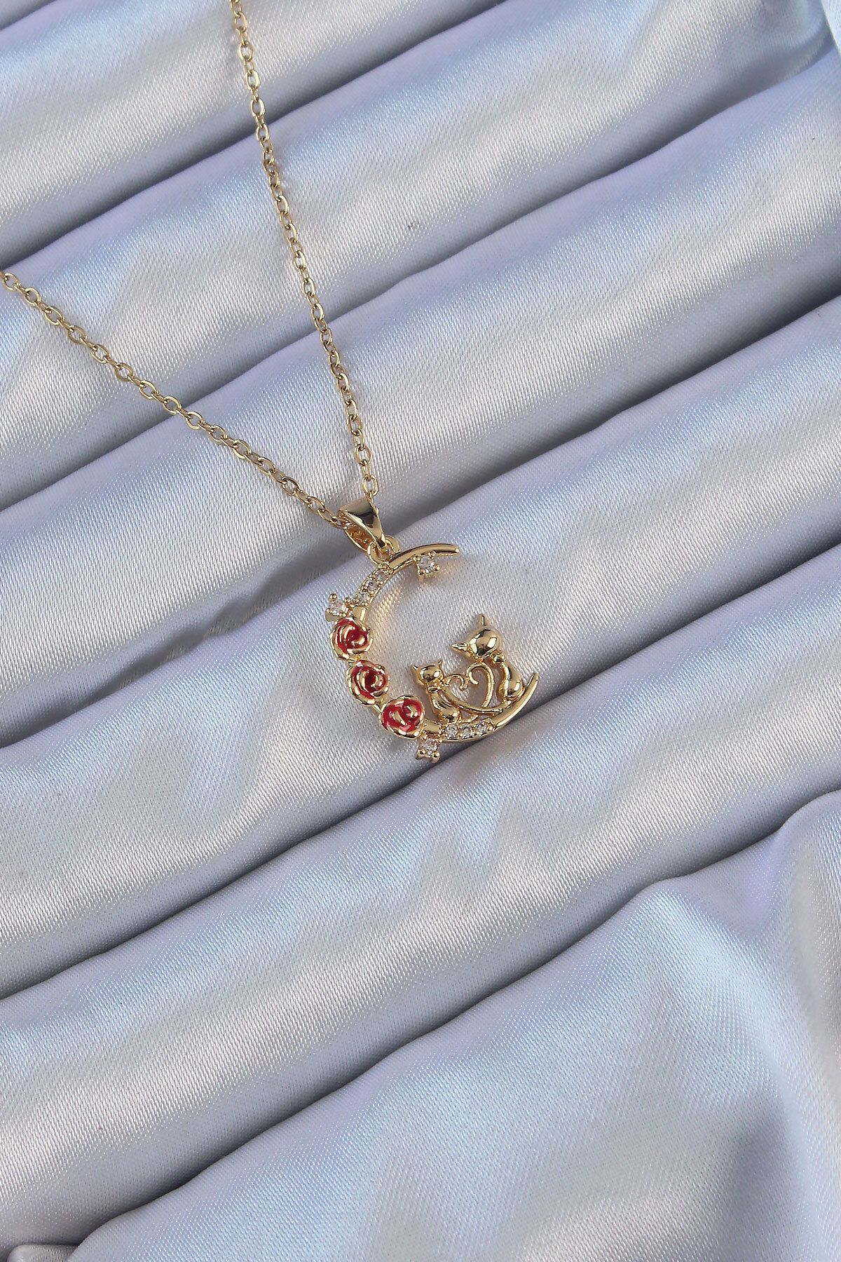 MMB Boutique 316L Çelik Zincir Altın Renk Kırmızı Gül Detay Kedi Figür Zirkon Taşlı Ay Kolye