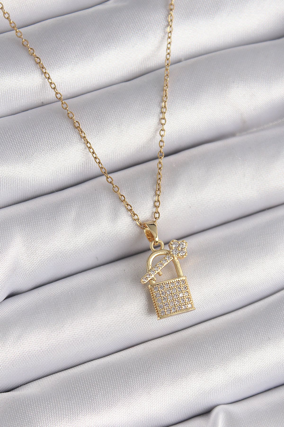 MMB Boutique 316L Çelik Gold Renk Zincir Zirkon Taşlı Asma Kilit Anahtar Model Kadın Kolye