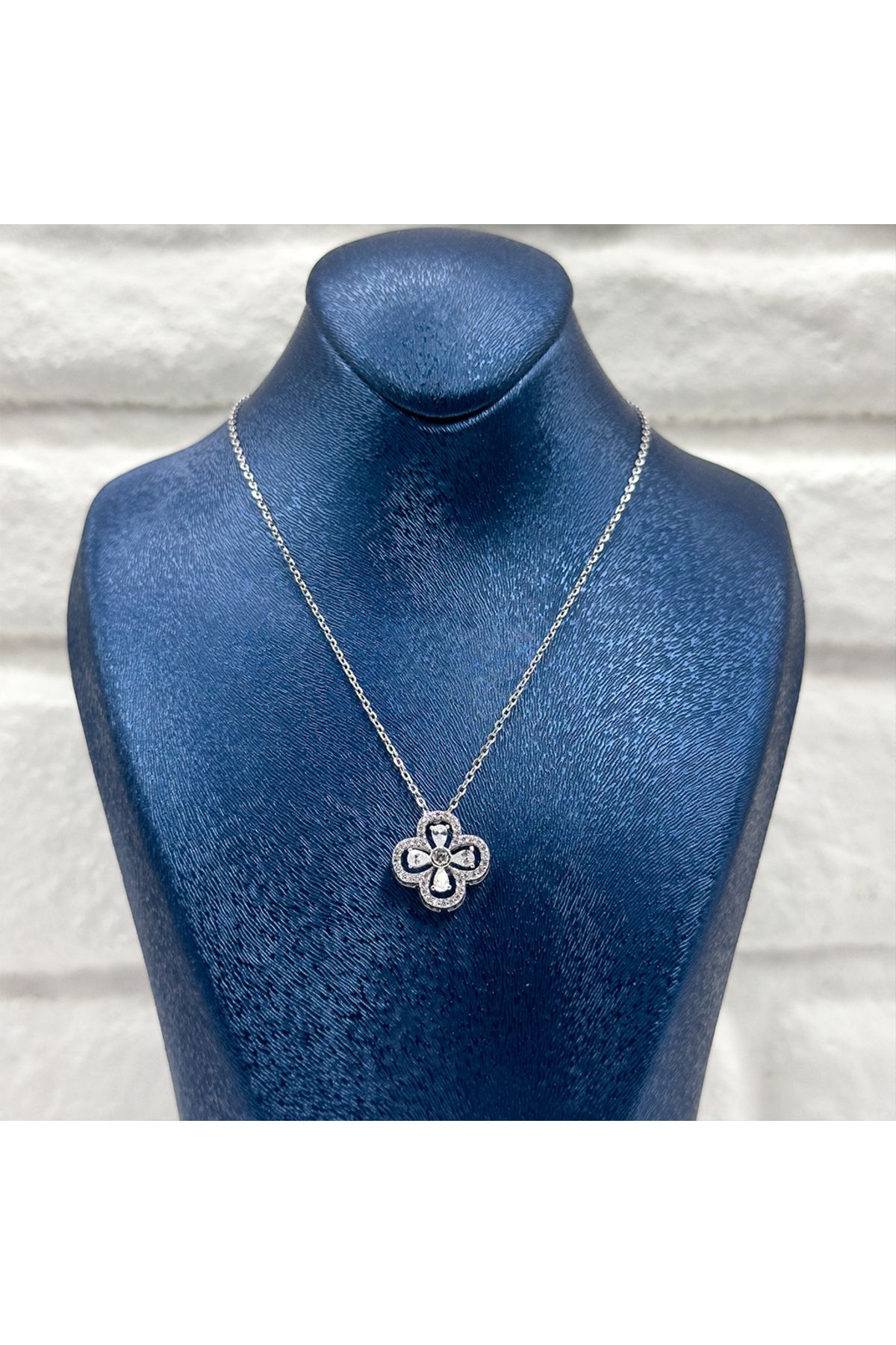 Livora Jewelry Damla Taşlı Yonca Gümüş Kolye