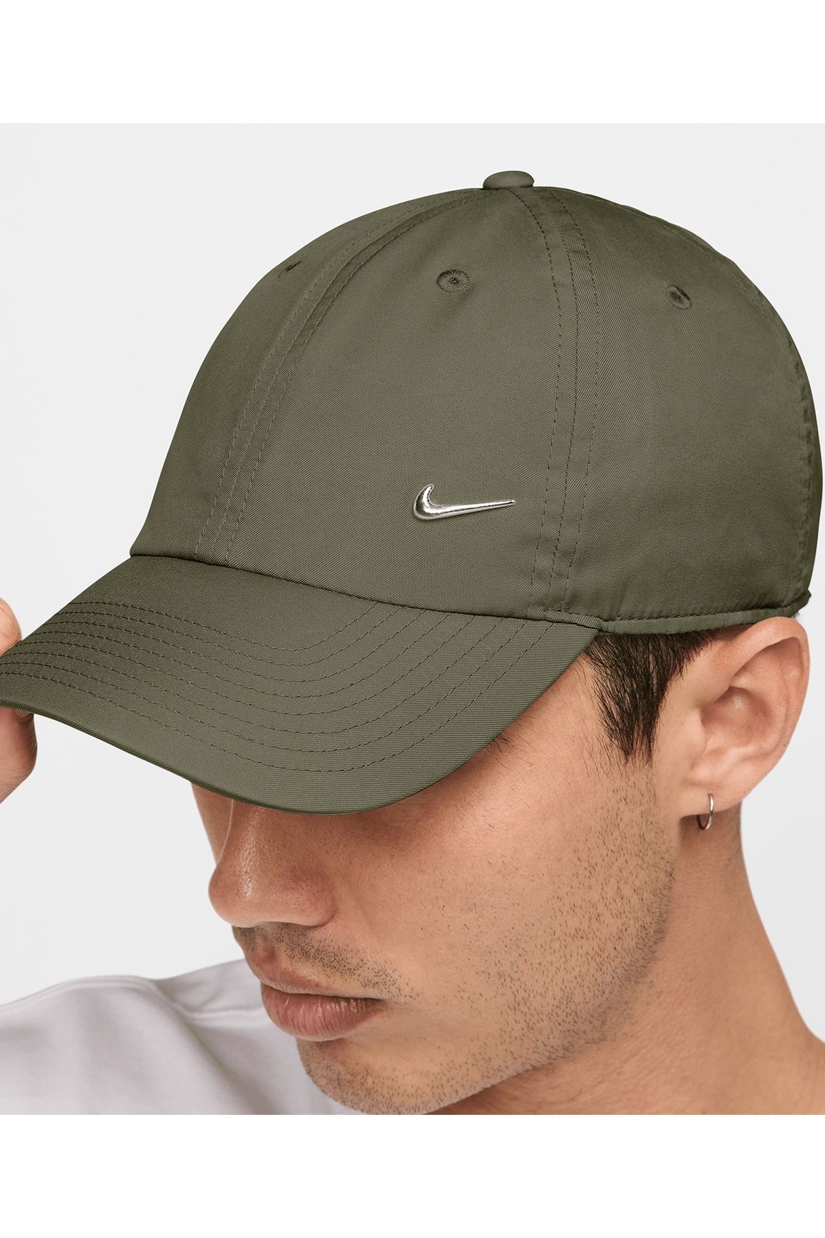 Nike Dri-FIT Club Unstructured Metal Swoosh Cap