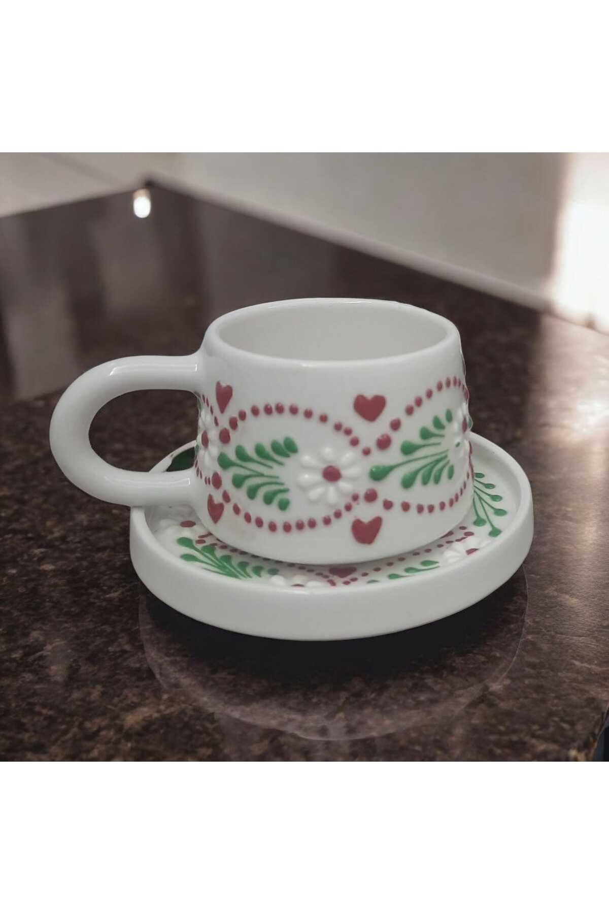 Home Çiçek ve Kalp Kabartmalı Tabaklı Fincan