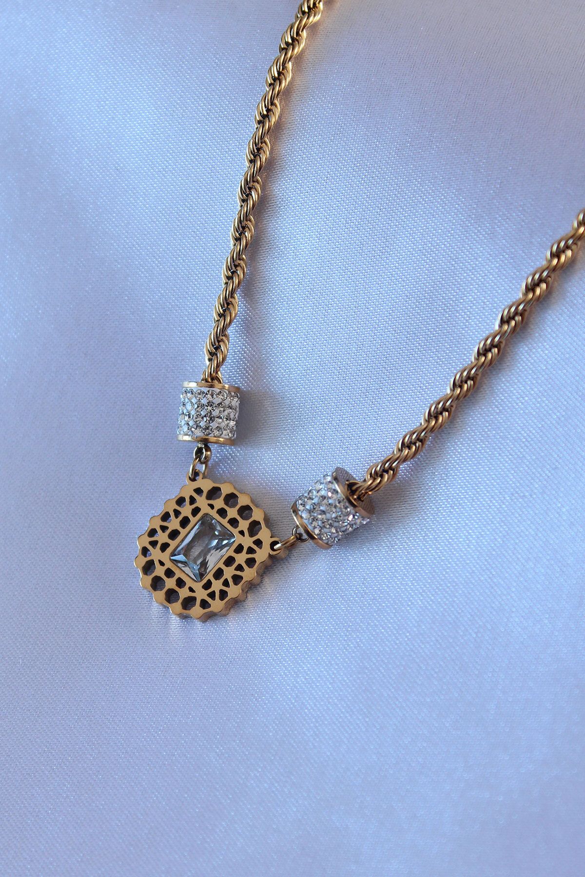 MMB Boutique 316L Çelik Gold Renk Lotus Model Zirkon Taşlı Burgu Zincir Kadın Kolye