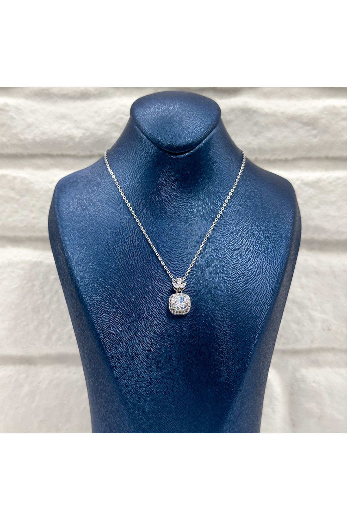 Livora Jewelry Baget Lotus Başlıklı Gümüş Kolye