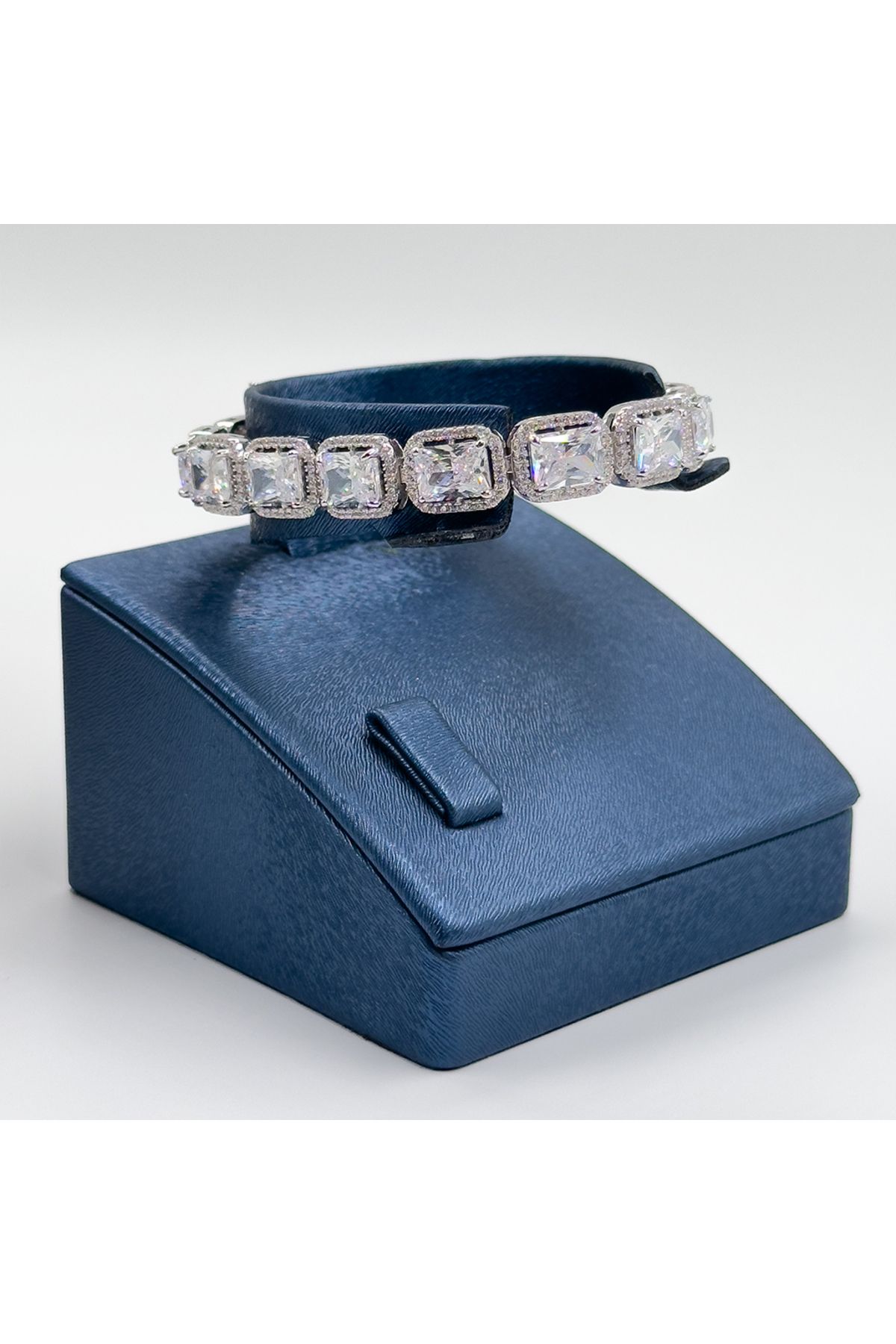 Livora Jewelry Büyük Baget Taşlı Su Yolu Gümüş Bileklik