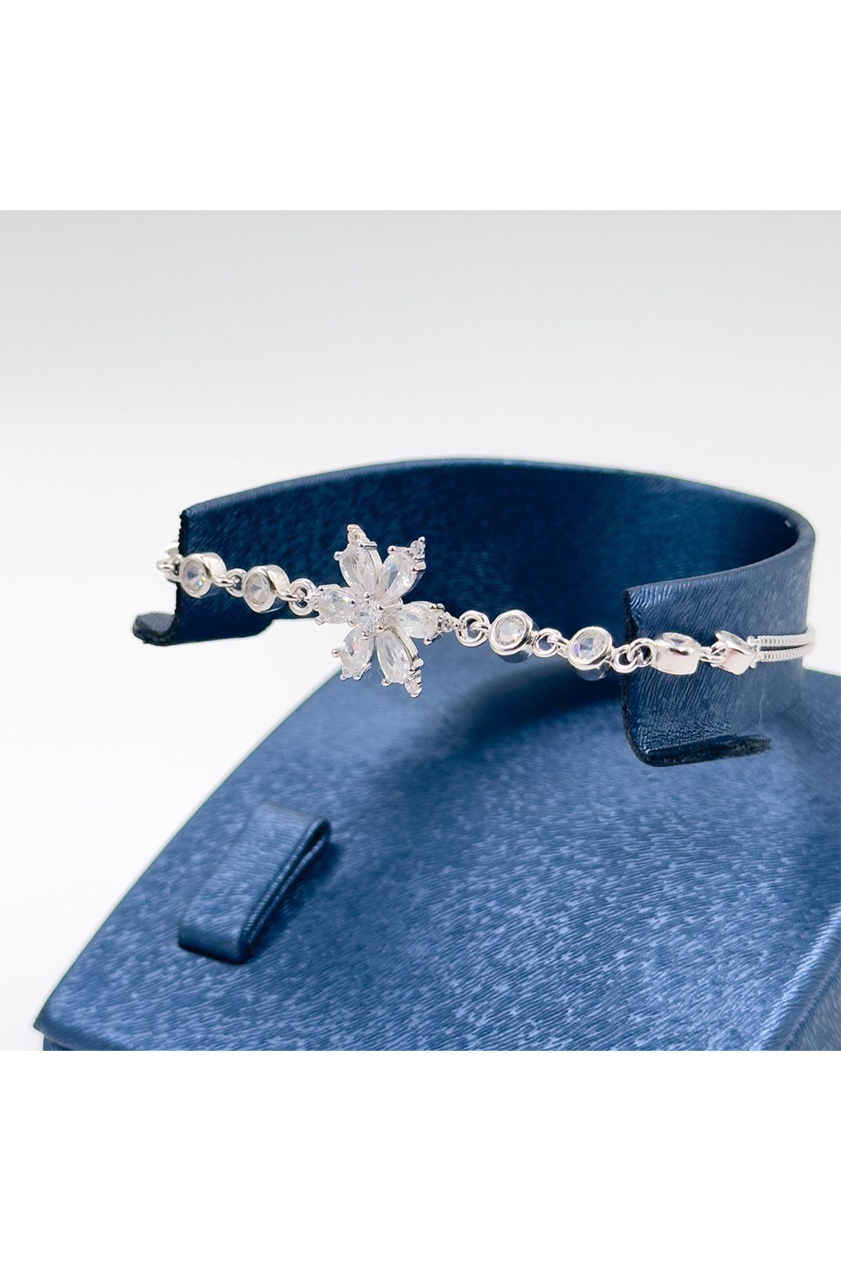 Livora Jewelry Zirkon Taşlı Lotus Gümüş Bileklik