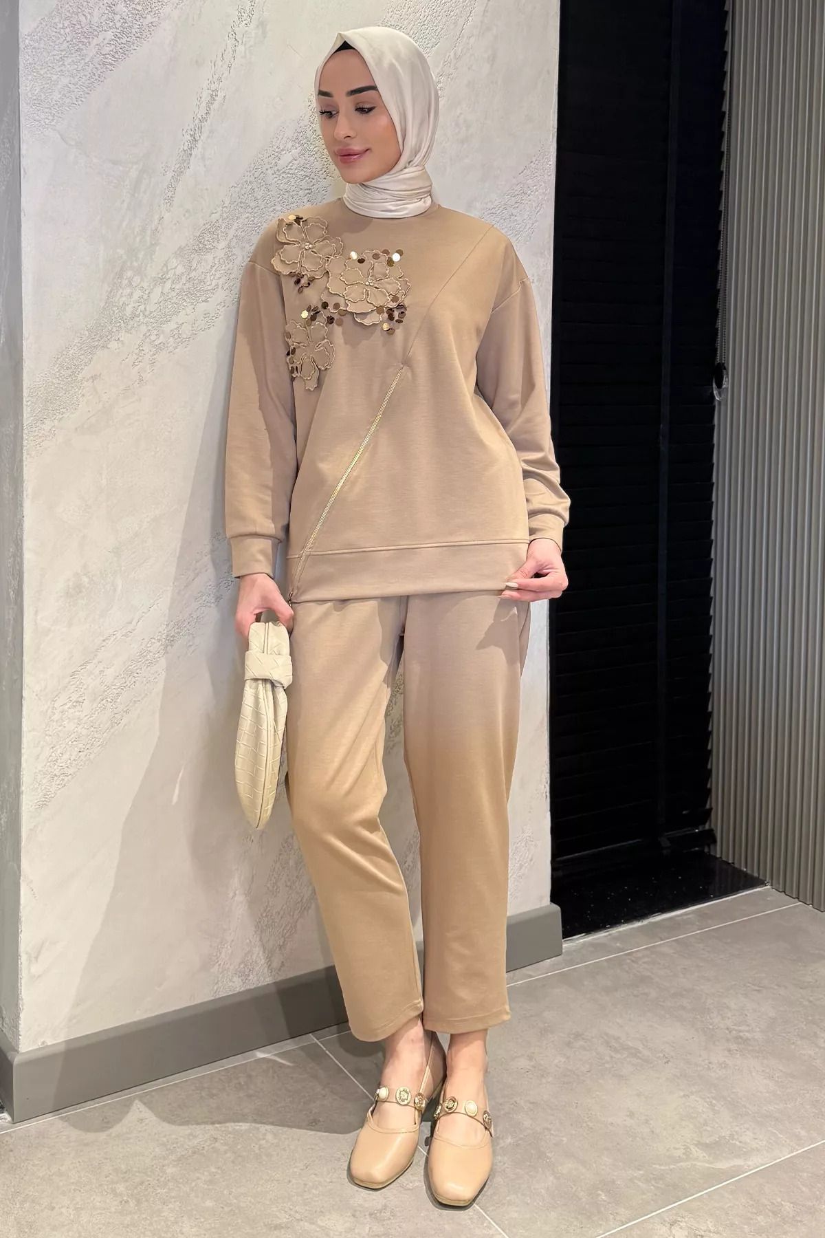 julude Bej Tesettür Aplike Nakışlı Sweat Pantolon İkili Takım