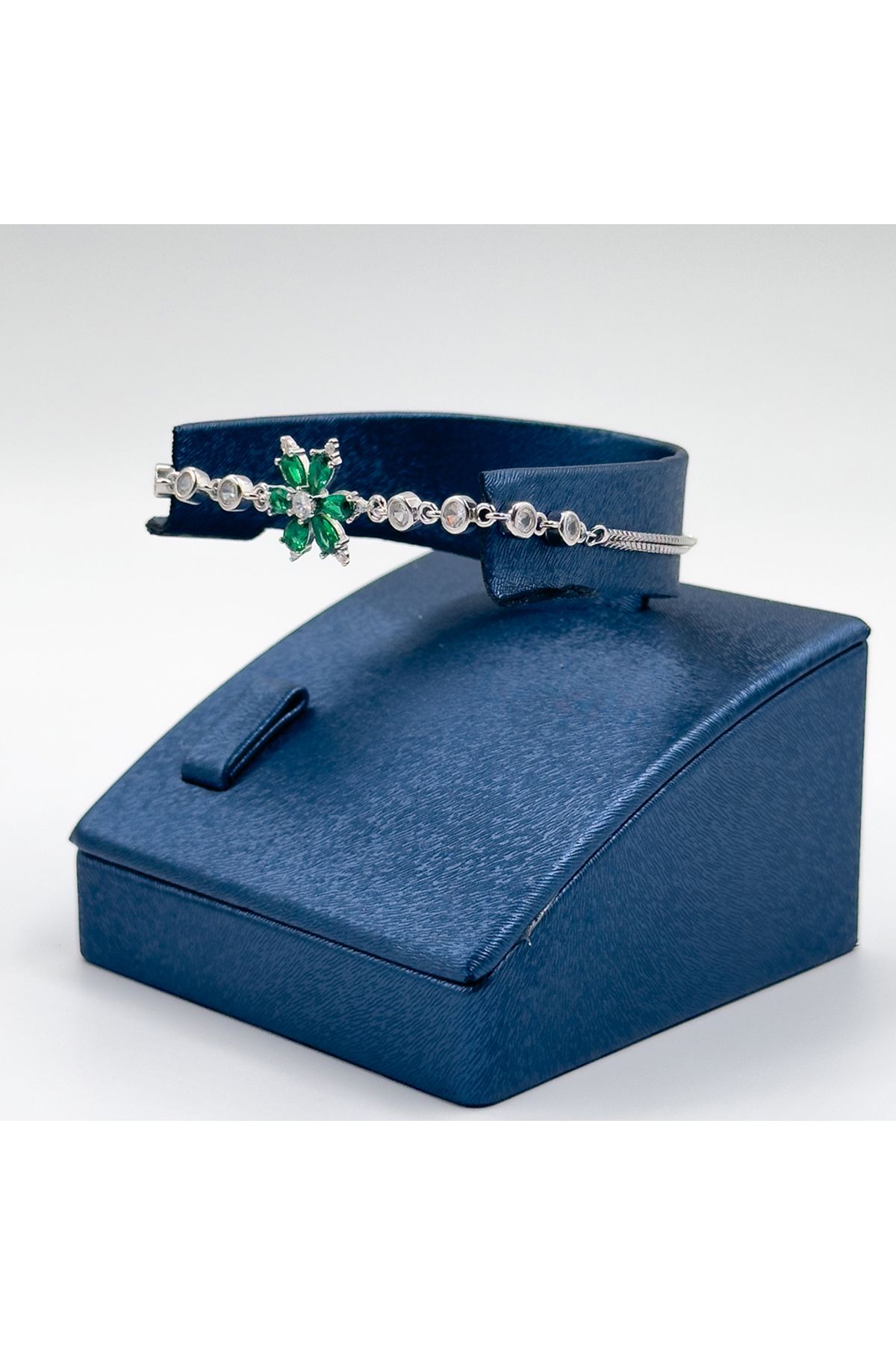 Livora Jewelry Zümrüt Taşlı Lotus Gümüş Bileklik