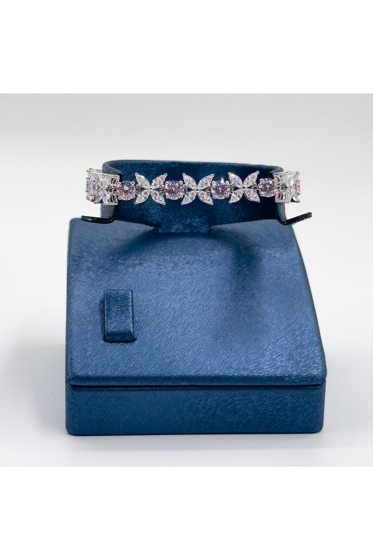 Livora Jewelry Pırlanta Montür Yonca Su Yolu Gümüş Bileklik