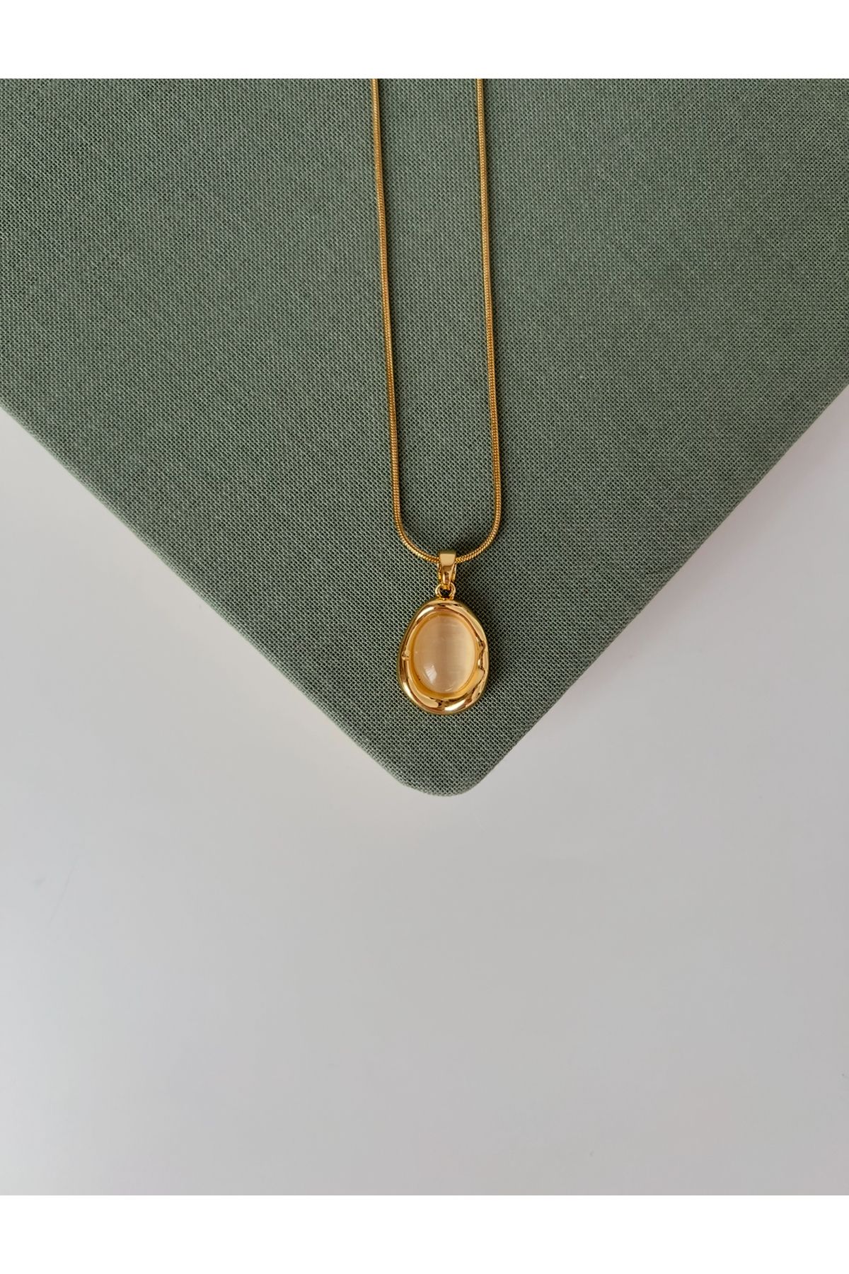 Store Gold Renk Taşlı Vintage Çelik Kolye