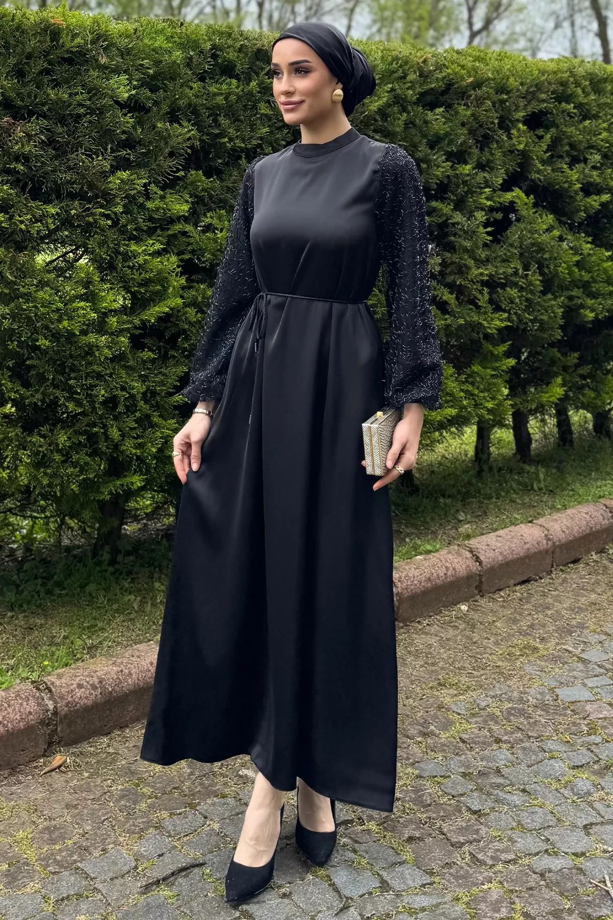 julude Siyah Kolları Güpürlü Taşlı Bel Bağcıklı Tesettür Saten Abiye Elbise