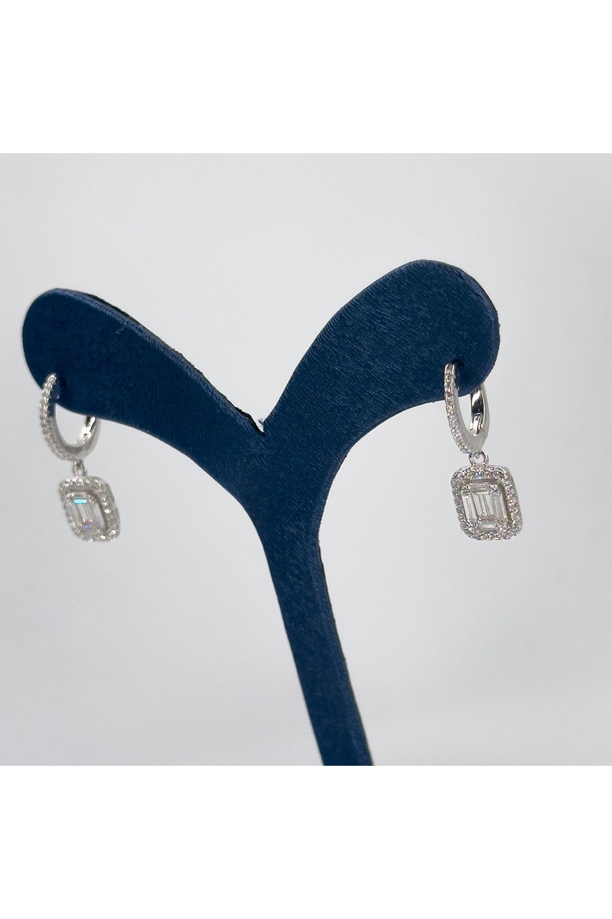 Livora Jewelry Baget Taşlı Sallamalı Gümüş Küpe