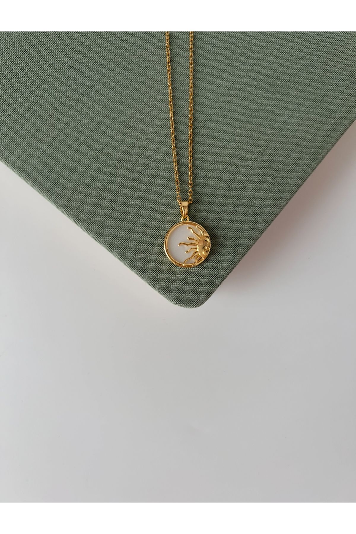 Store Gold Renk Çelik Güneş Kolye