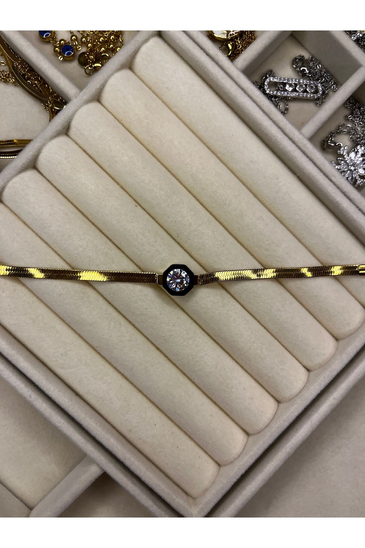 Lilac Jewelry Gümüş Renk Tek Taş Ve Gold Mineli Balık Sırtı Zincirli Serenay Model Bileklik