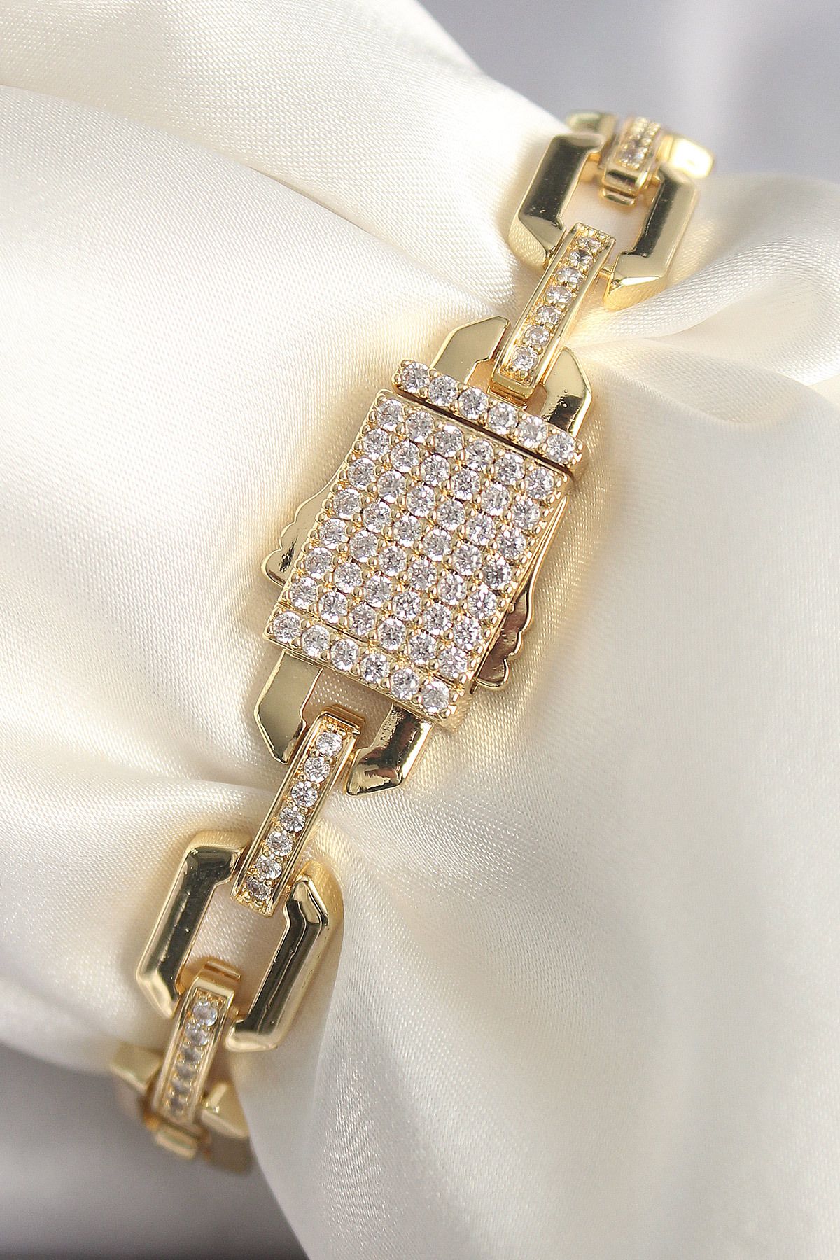 MMB Boutique Pirinç Gold Renk Zirkon Taş Detaylı Kare Zincir Model Xuping VIP Exculusive Seri Kadın Bileklik