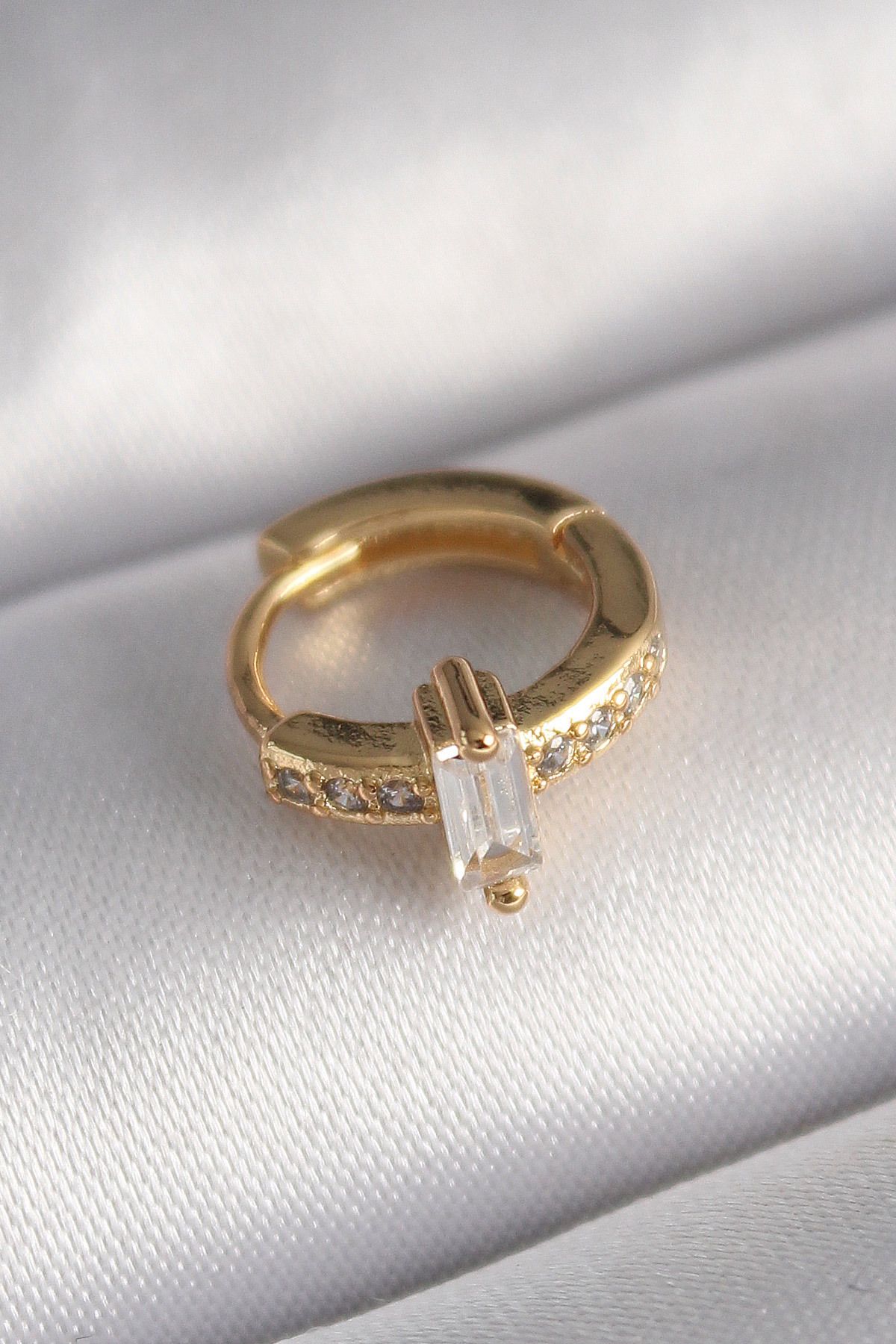 Maristas Çelik Gold Renk Zirkon Taşlı Tragus Piercing