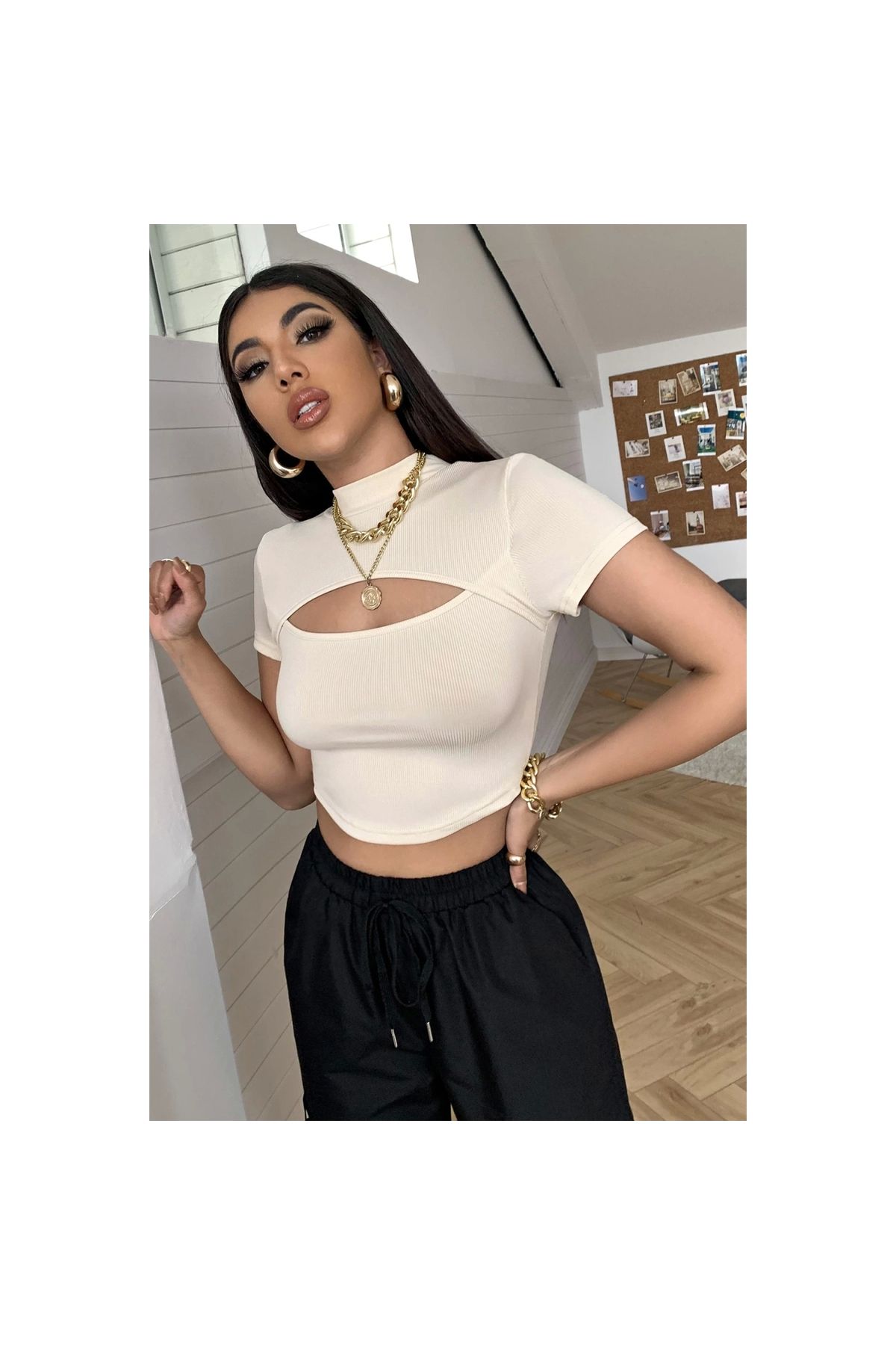 Marsilyan - Kadın Ekru Göğüs Dekolteli Yarım Kollu Cut Out Crop Top Bluz