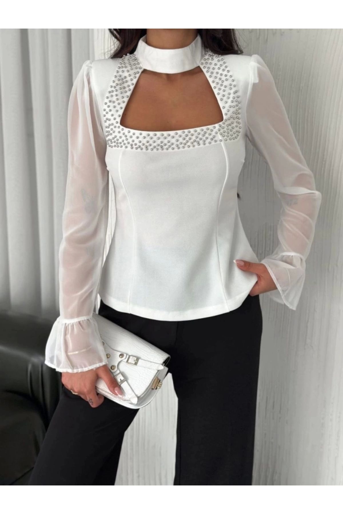 Butik Kolları Şifon Göğüste İnci Boncuk Detaylı Bluz - Beyaz