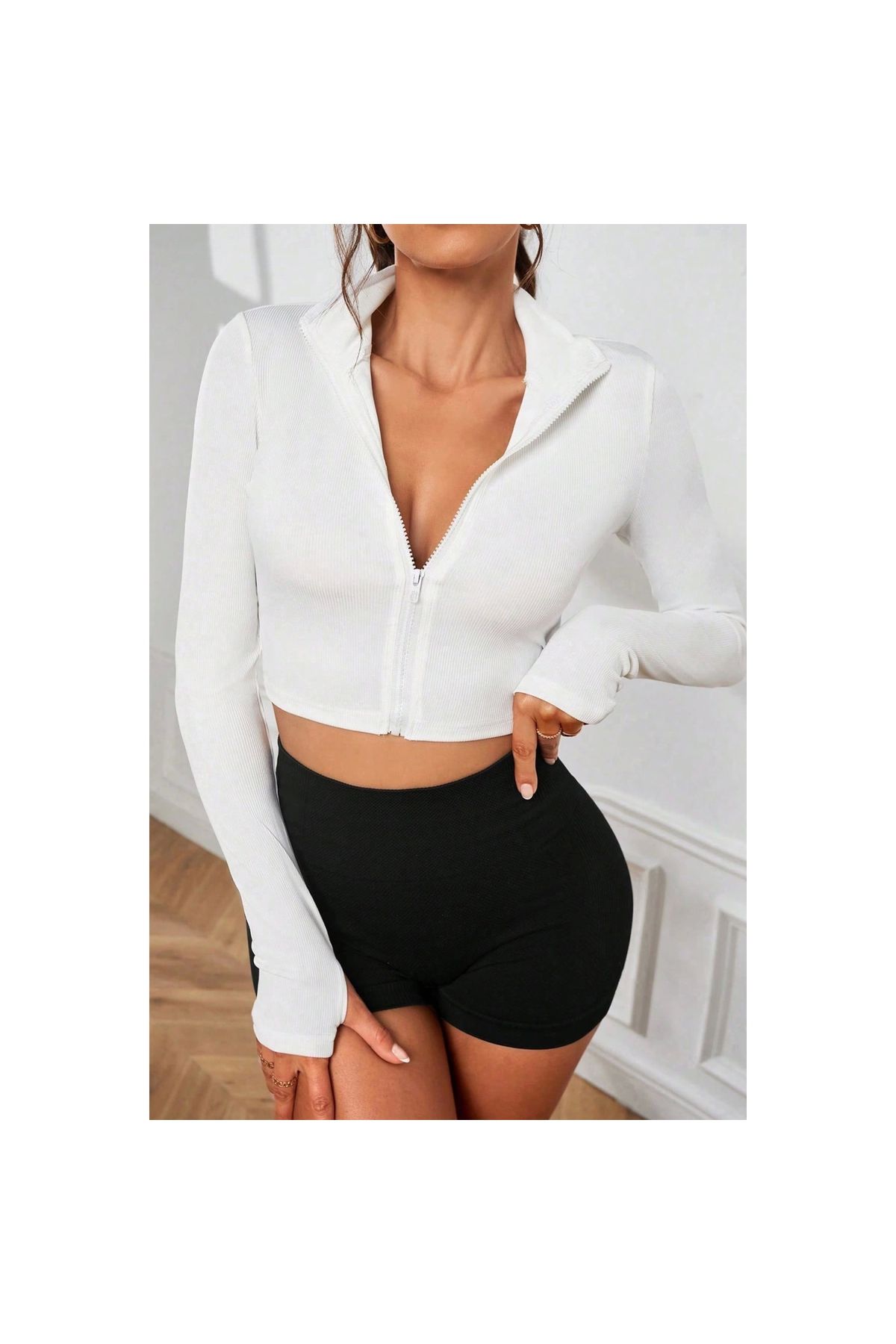 Marsilyan - Kadın Beyaz Uzun Kol Fermuarlı Parmak Geçme Detaylı Dik Yaka Crop Top Bluz