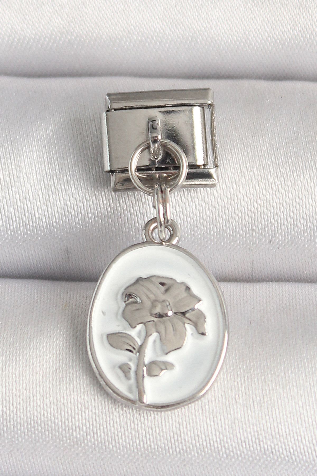 callerrons accessories Gümüş Renk Çiçek İşlemeli Beyaz Portre Model Nomination Charm - EBJ250501W32847