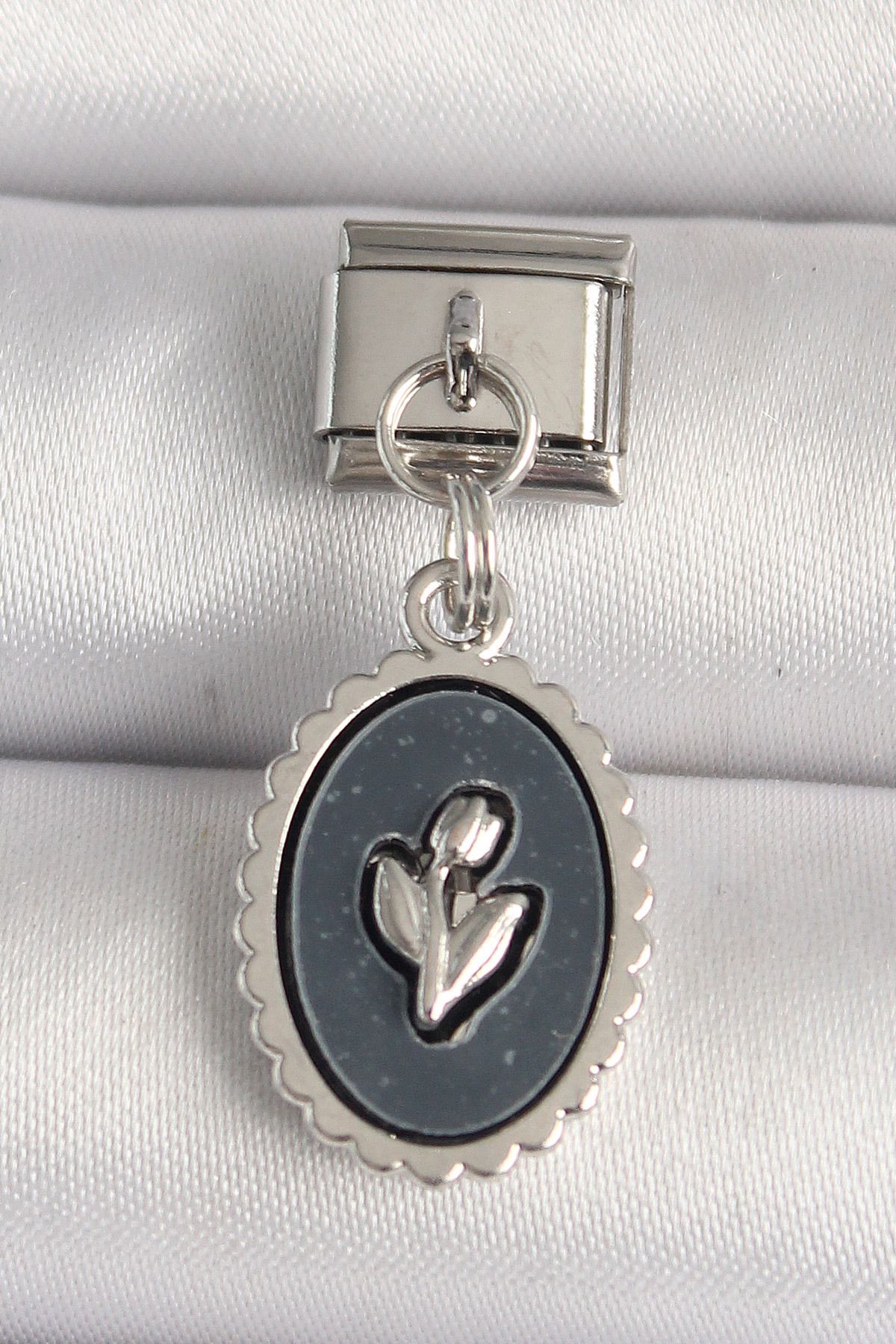 callerrons accessories Gümüş Renk Çiçek İşlemeli Siyah Portre Model Nomination Charm - EBJ250501W32848