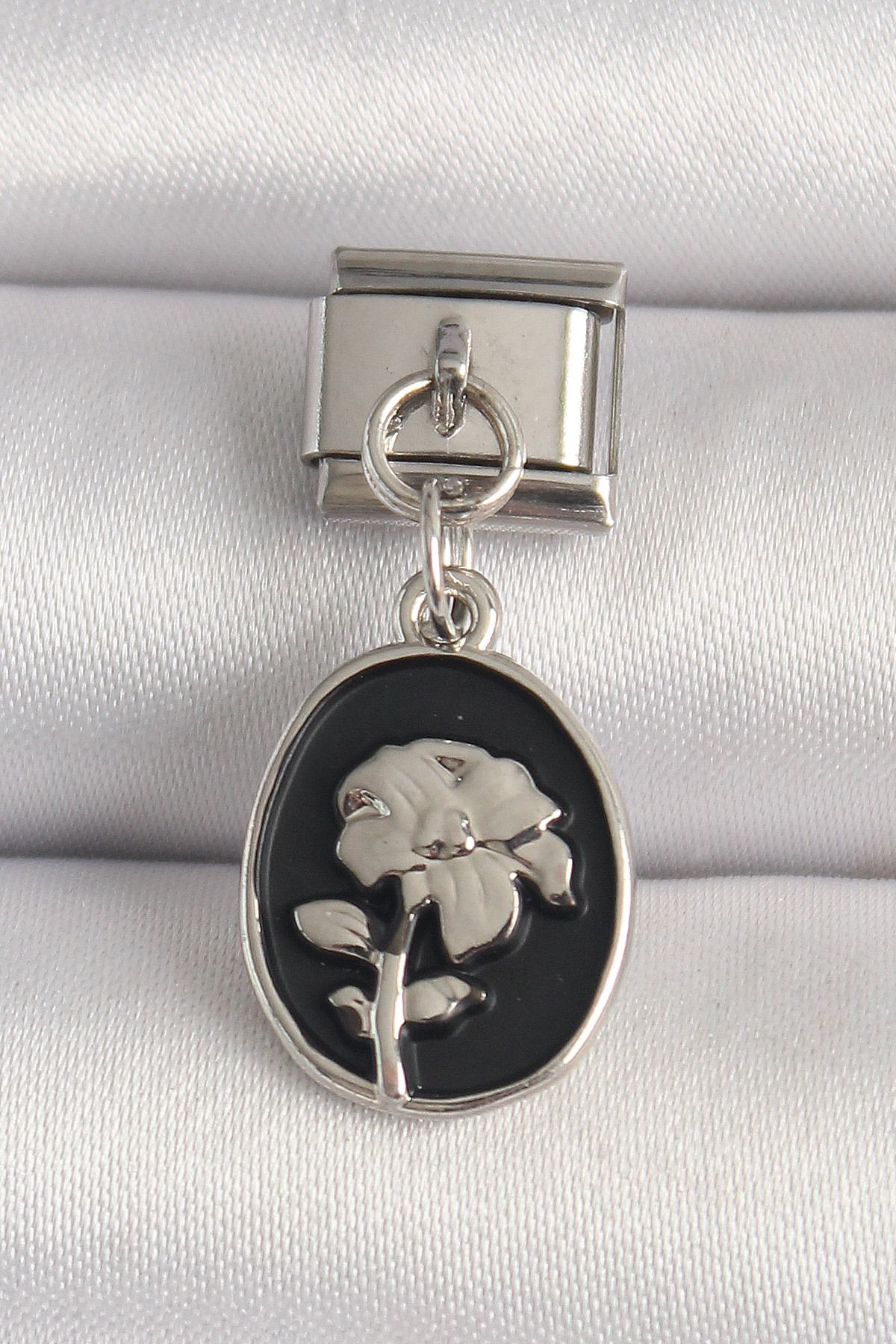 callerrons accessories Gümüş Renk Gümüş Çiçek İşlemeli Siyah Portre Model Nomination Charm - EBJ250501W32843