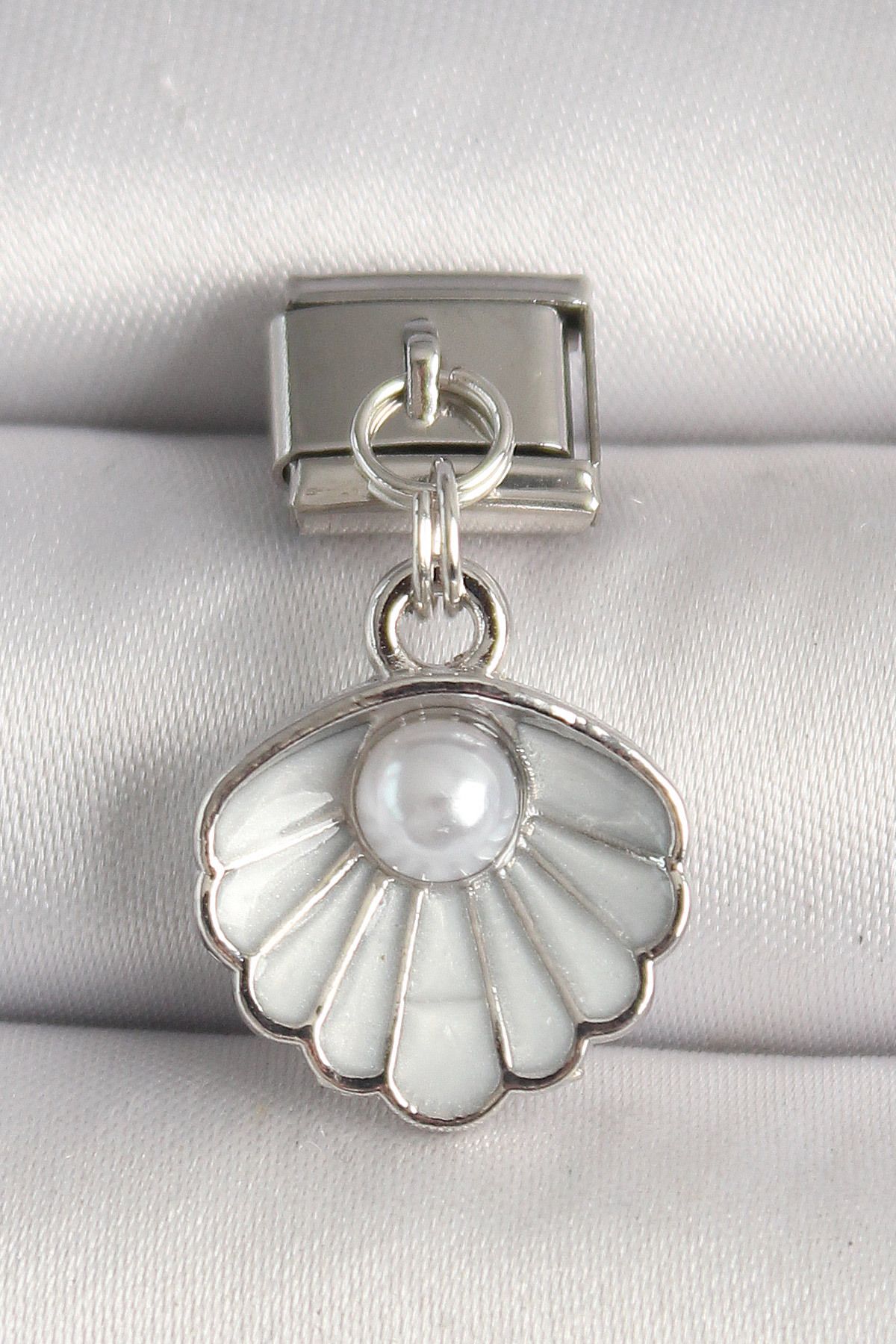 callerrons accessories Gümüş Renk Beyaz Deniz Kabuğu Model İnci Detay Nomination Charm - EBJ250501W32882