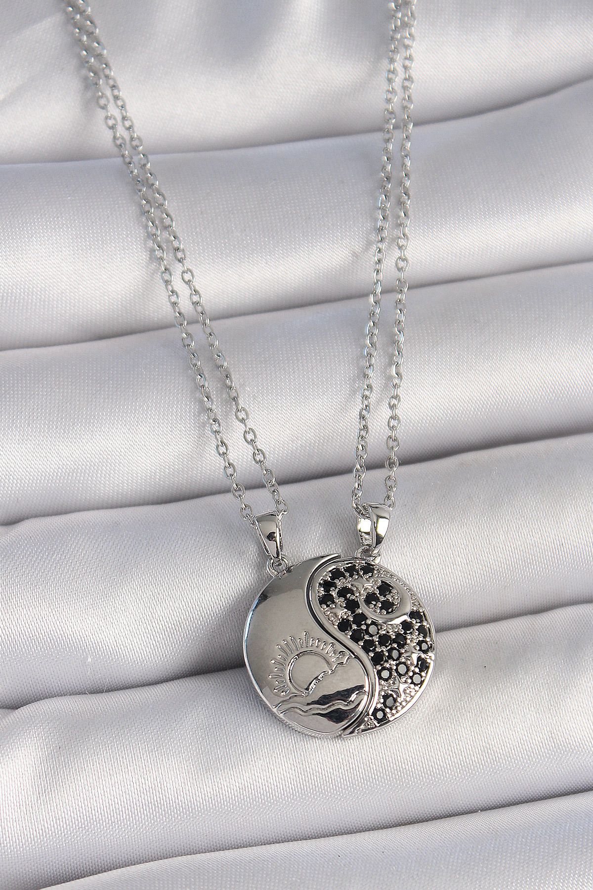 callerrons accessories Gümüş Renk Zincir Zirkon Taşlı Ying Yang Model Gün Batımı İşlemeli Arakdaşlık Kadın Kolye - EBJ25050
