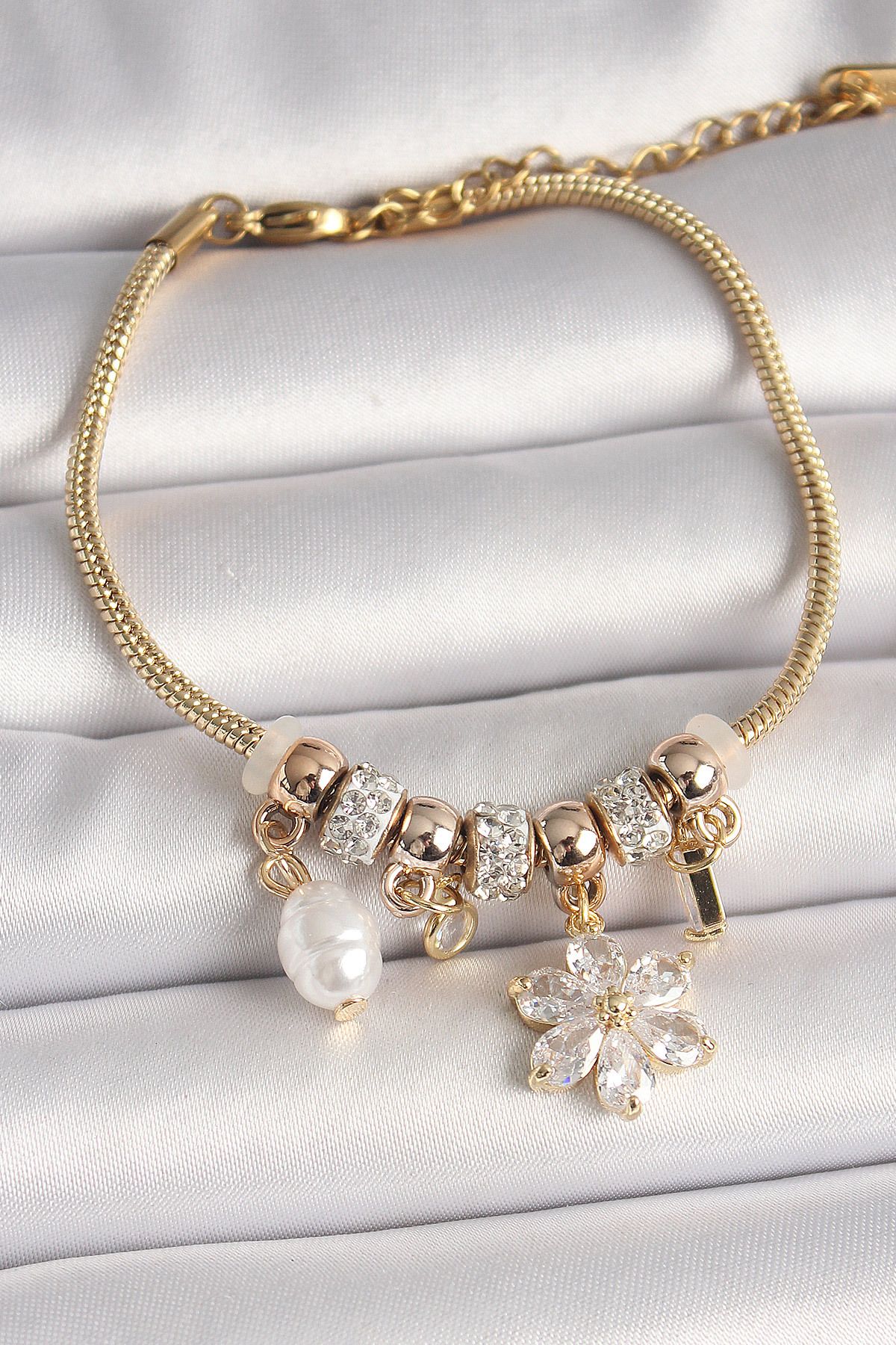 callerrons accessories Pirinç Gold Renk Sallantı Zirkon Taşlı Çiçek Model İnci Detay Charm Kadın Bileklik - EBJ250501W33508